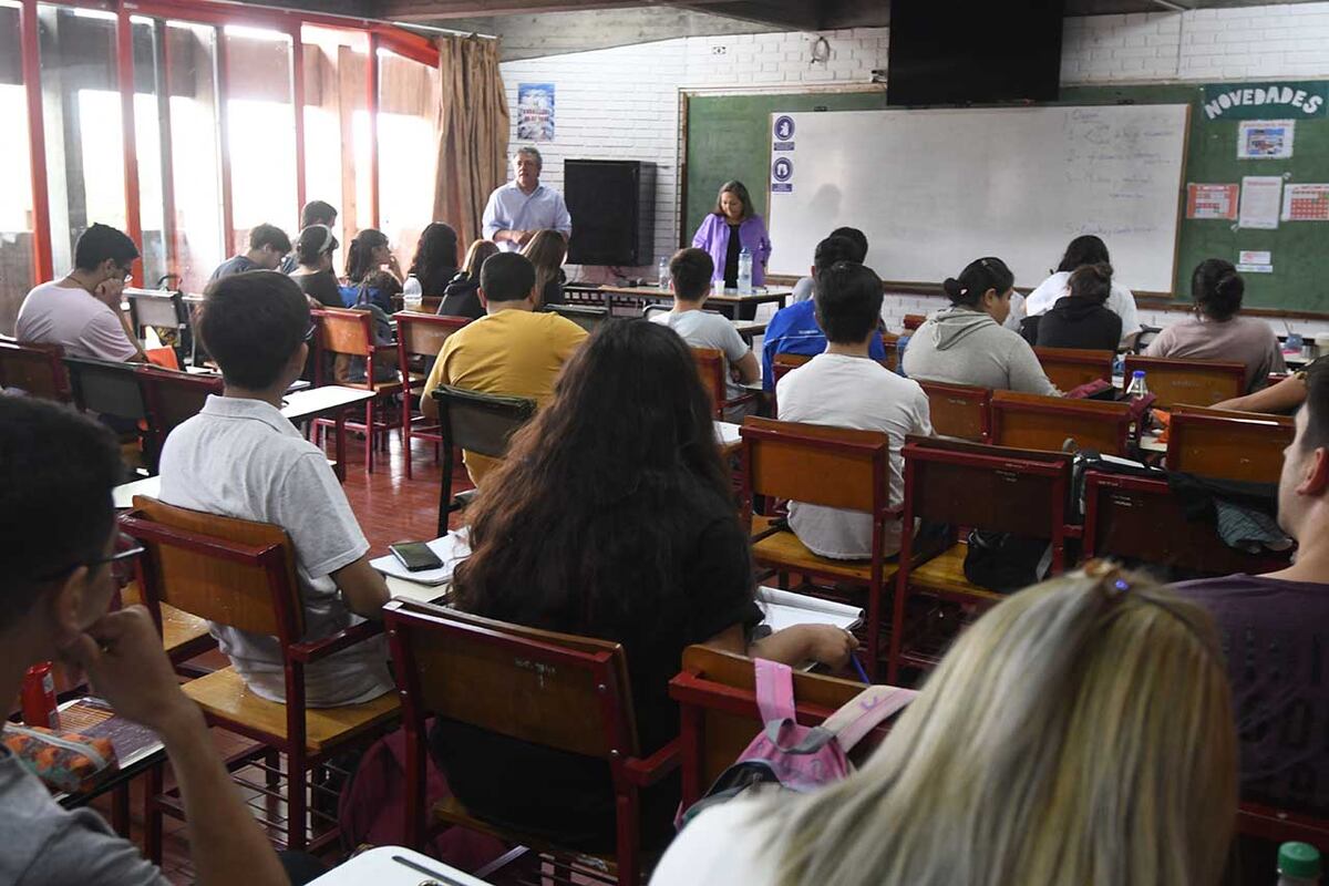 El paso del ámbito educativo al del trabajo representa un desafío. (Archivo) 