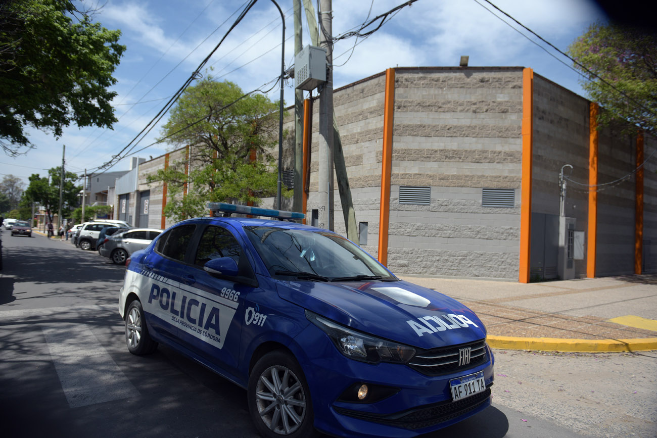 Villa Allende: un operario murió tras caer del techo de un supermercado Cordiez.  Tenía 32 años. Perdió la vida en el acto.  (José Gabriel Hernández / La Voz)