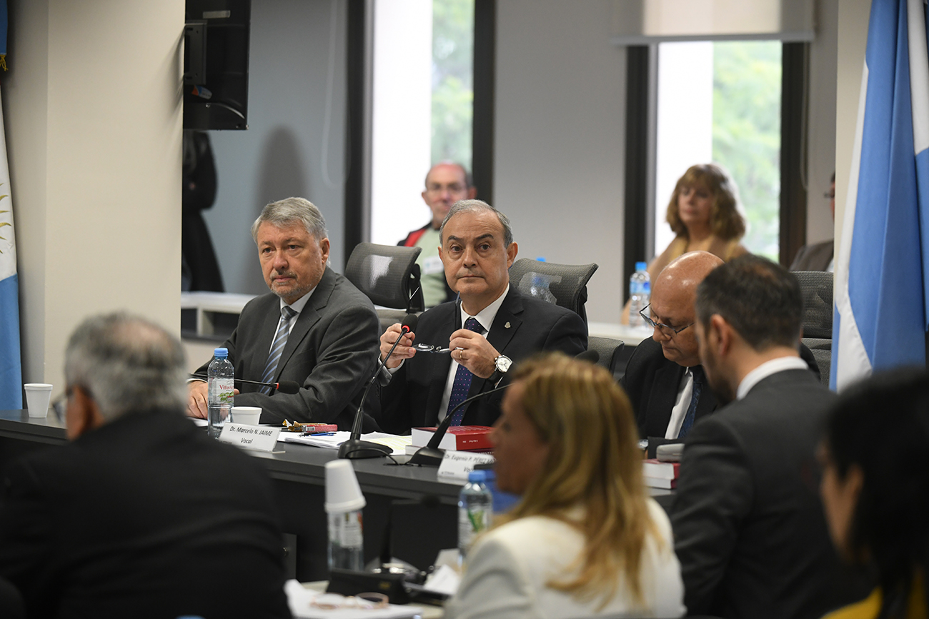 Jueces. Los tres miembros del tribunal técnico conducen con buen tacto un debate con un acusado difícil. (Ramiro Pereyra / La Voz)