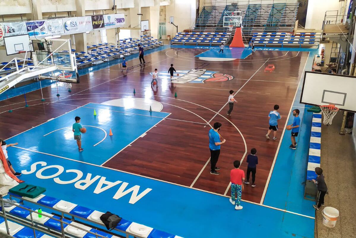 El orgullo del club. San Martín de Marcos Juárez homenajeó a Leonardo Gutiérrez al ponerle su nombre a la cancha donde el campeón olímpico comenzó a jugar al básquetbol. (Prensa San Martín de Marcos Juárez)