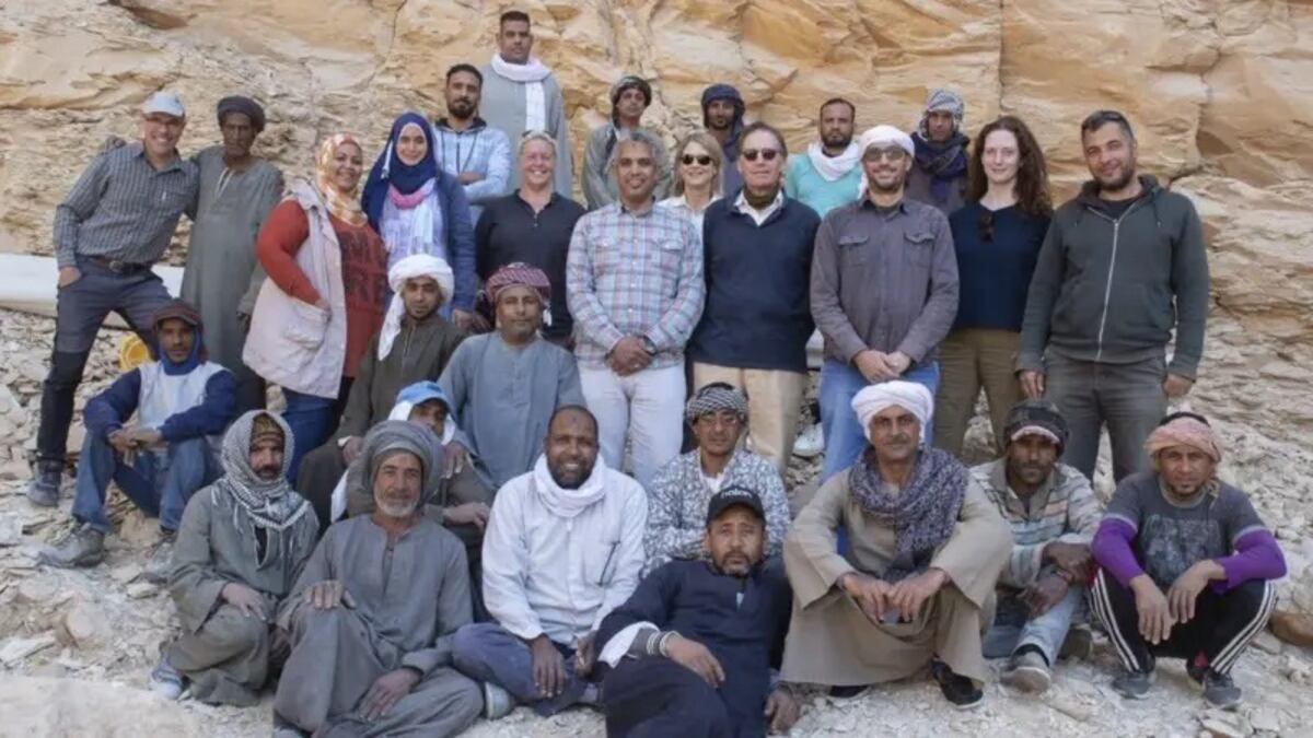 El equipo, de la New Kingdom Research Foundation y el Ministerio de Antigüedades de Egipto, que encontró la tumba. (BBC News)