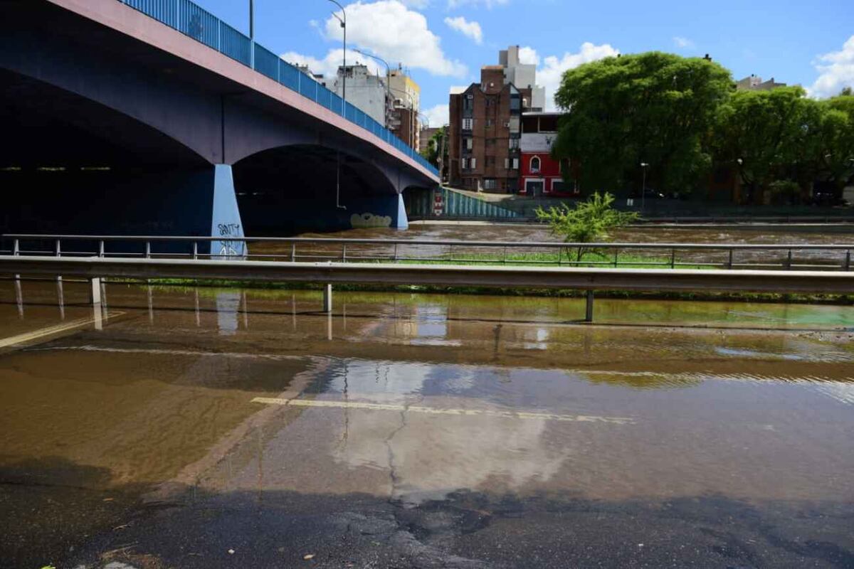 Cortes en la Costanera Norte y Sur. Tramos cerrados por la crecida del Río Suquía. (José Gabriel Hernández / La Voz)