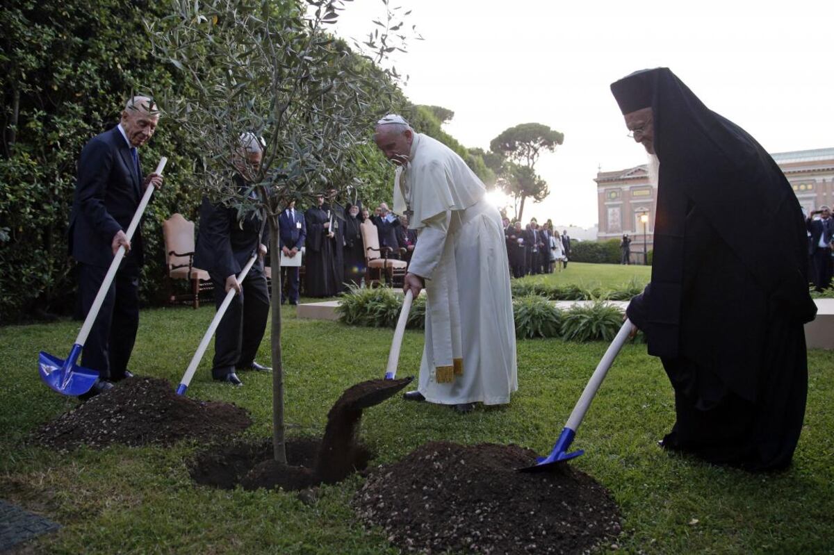 El Papa junto a Simon Peres y Abbas.