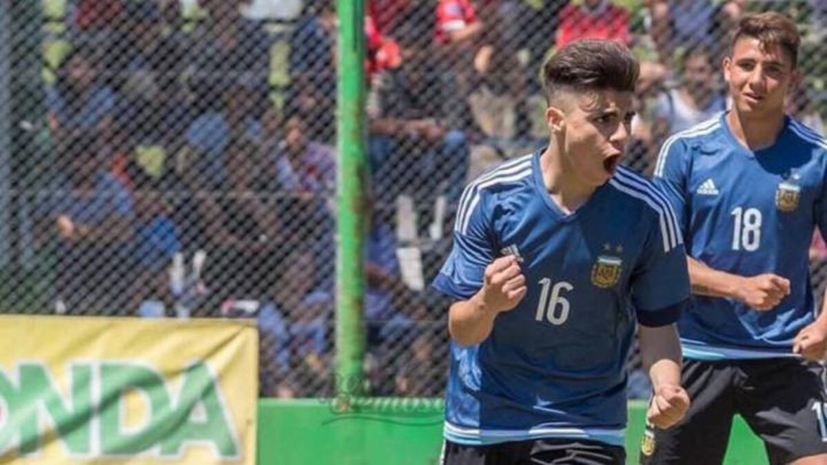 Alex Luna, en selecciones juveniles. (TYC)