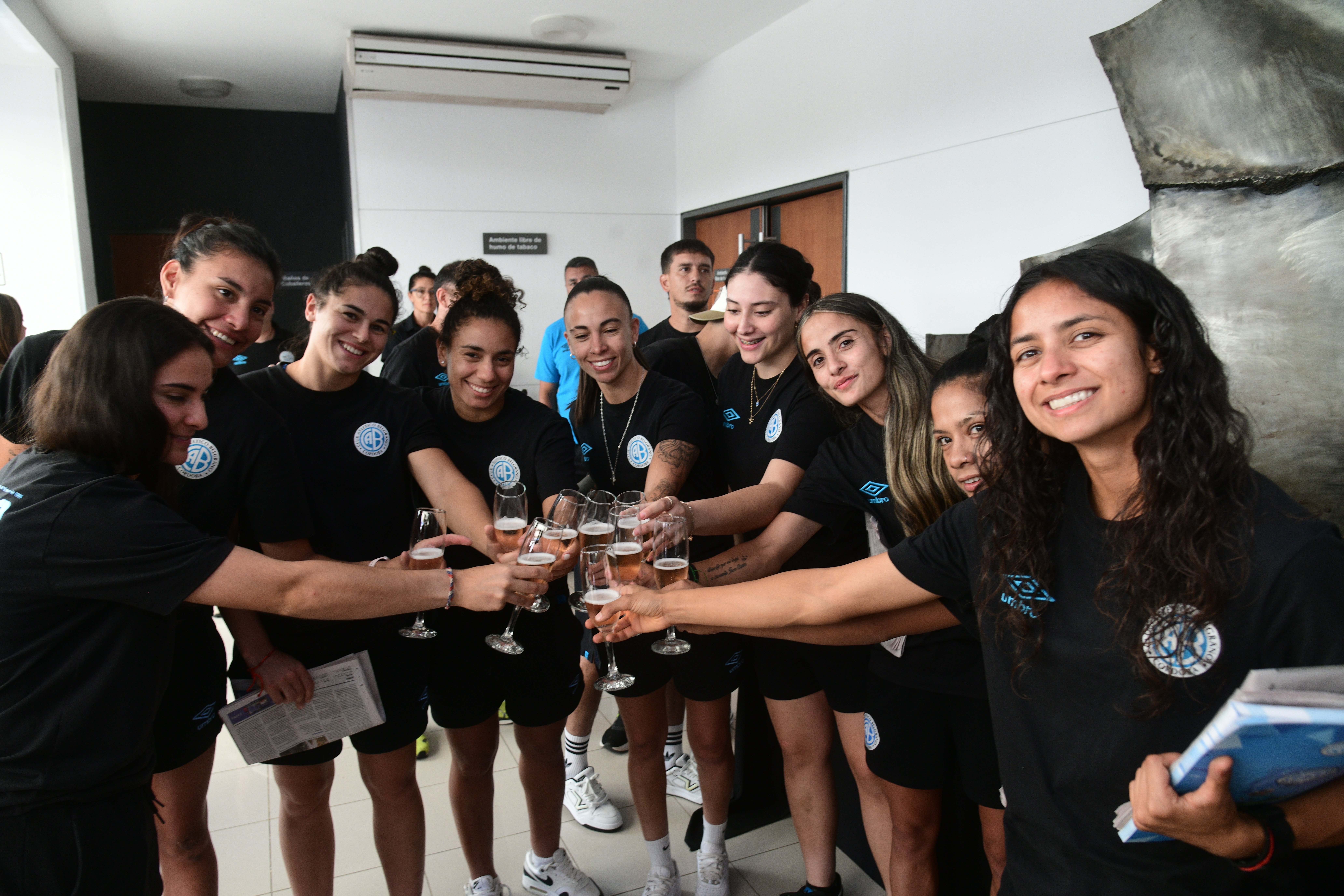 El plantel femenino de Belgrano Campeón de AFA realizó el tradicional brindis de los campeones en La Voz del Interior. Ramiro Pereyra /LVI