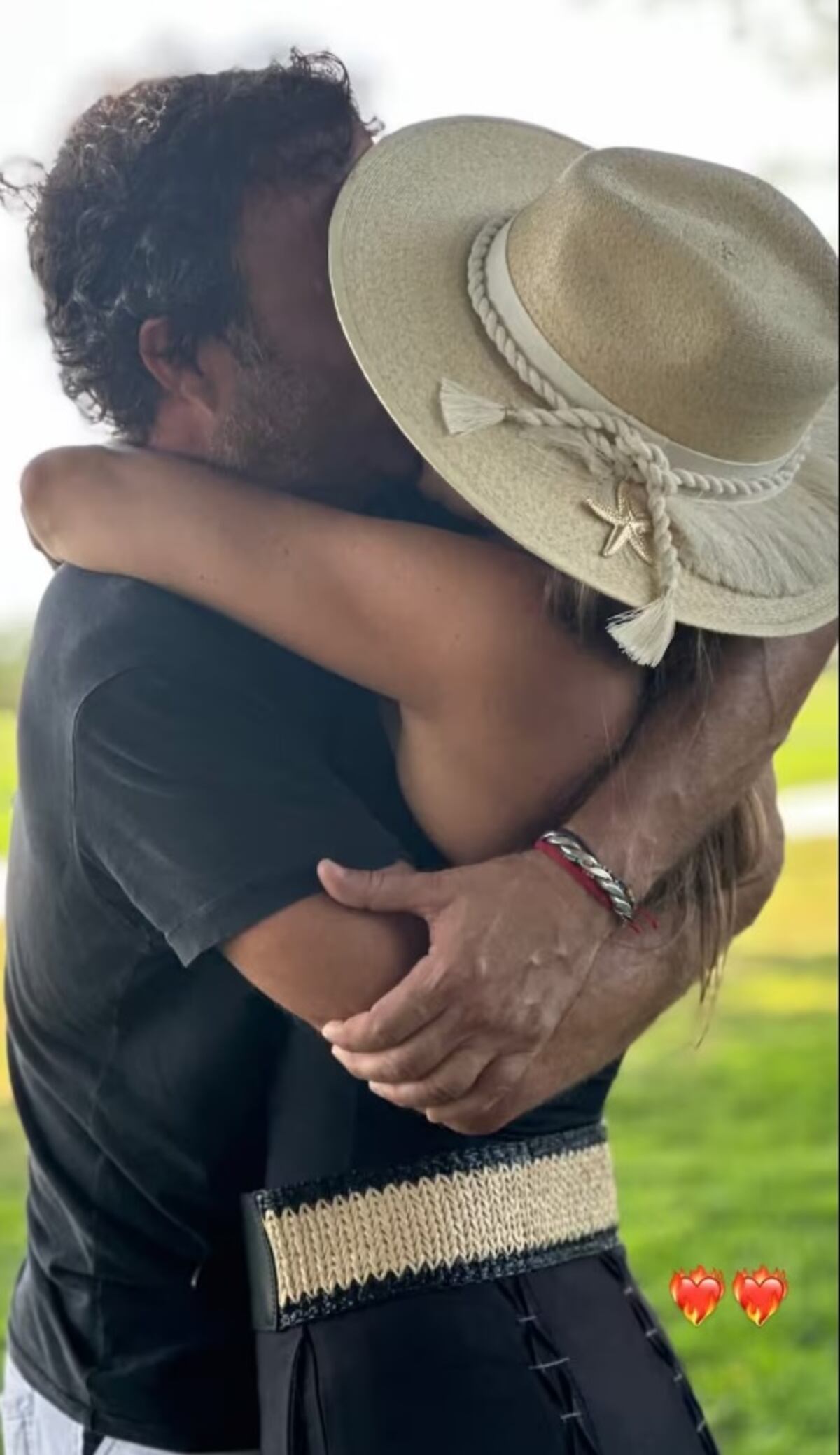 Pampita y Martín Pepa, a los besos en Estados Unidos. (Instagram @pampitaoficial1).