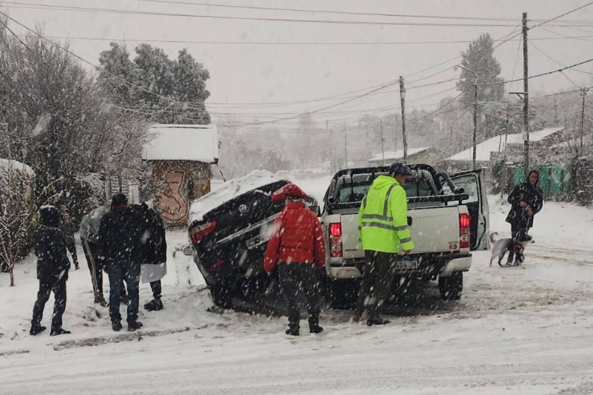 Las primeras nevadas sorprendieron a los conductores, que protagonizaron sendos accidentes. (Internet)