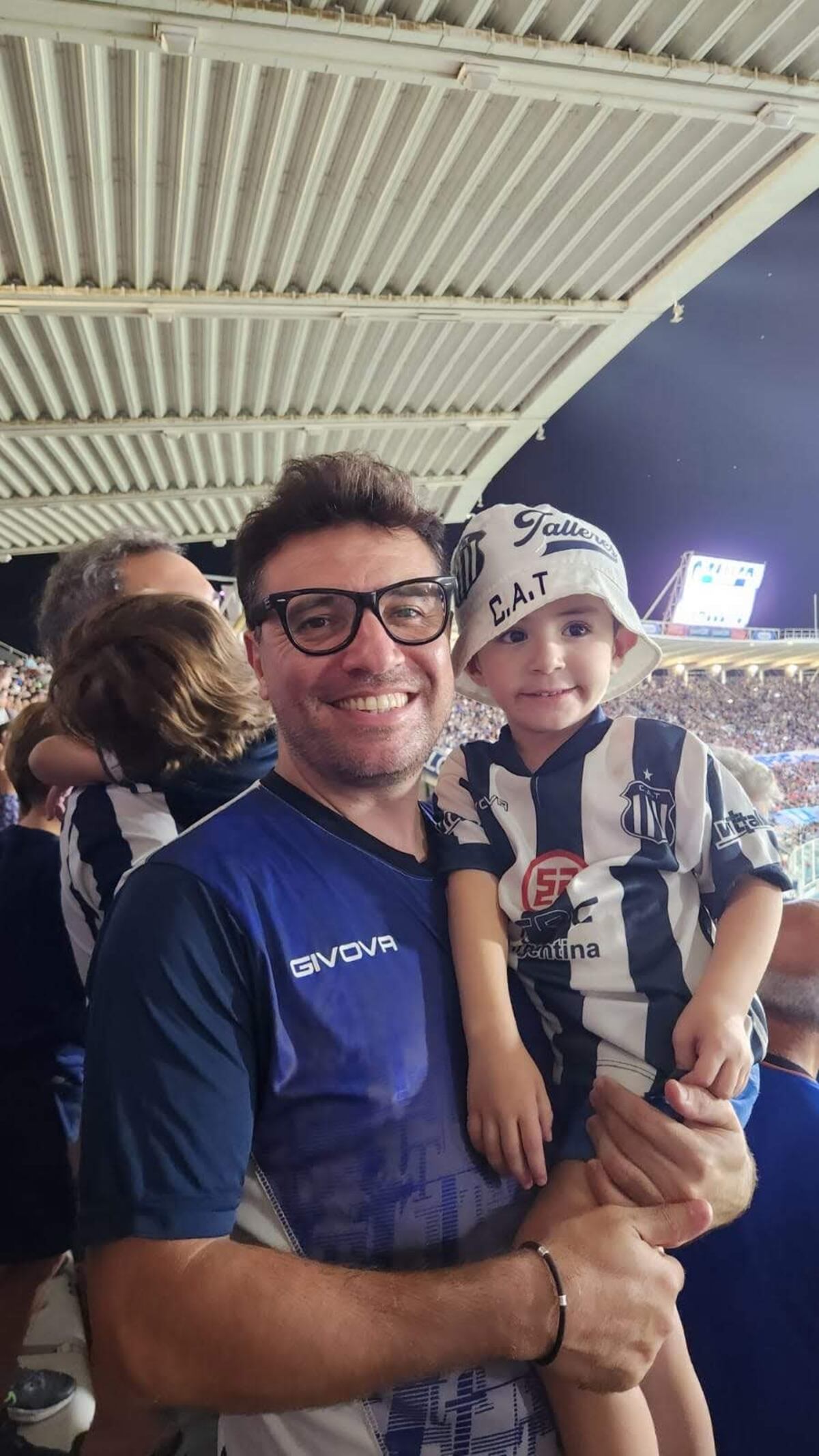 Vadim Barrera, hincha de Talleres, y su hijo Bruno. (Gentileza)