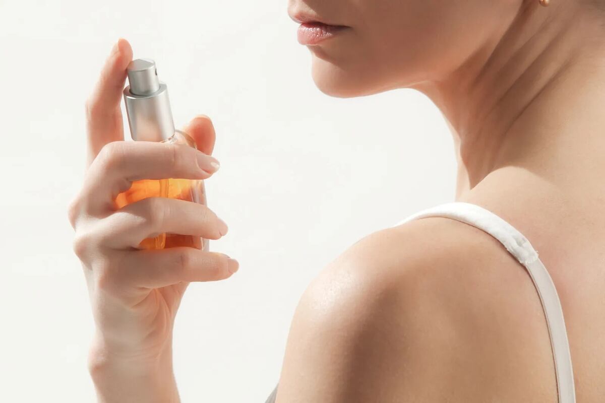 Por qué deberías dejar de aplicar perfume en el cuello de inmediato