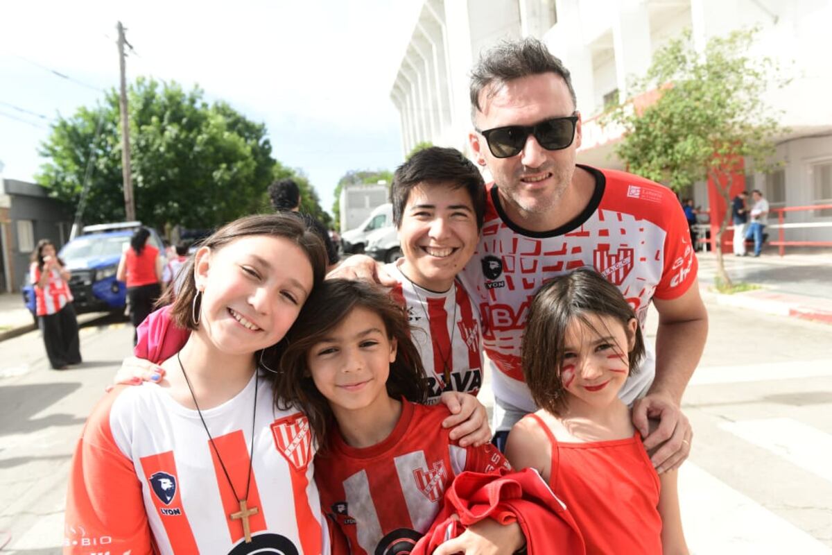 Hinchas de Instituto en la previa del clásico con Talleres en Alta Córdoba. (José Gabriel Hernández y Javier Ferreyra / La Voz)