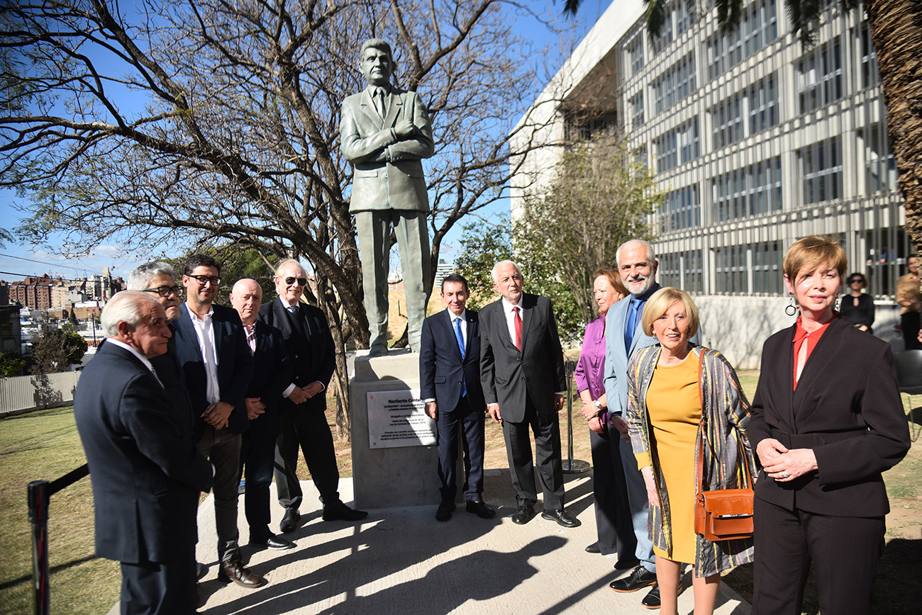 Descubren las estatuas de Bialet Massé y Centeno en el polo laboral de calle Laprida. En la imagen, la estatua de Centeno (Pedro Castillo / La Voz)
