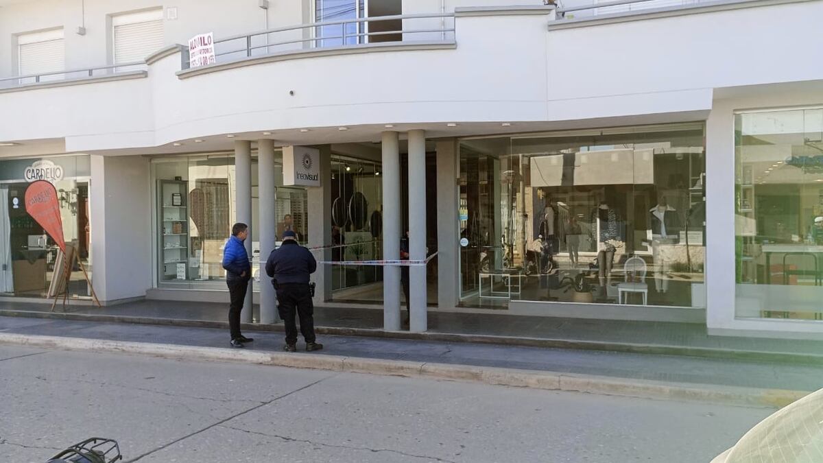 Femicidio en Villa del Rosario: El agresor, identificado como la expareja de la víctima, la esperó en la entrada del complejo de departamentos donde ella trabajaba.