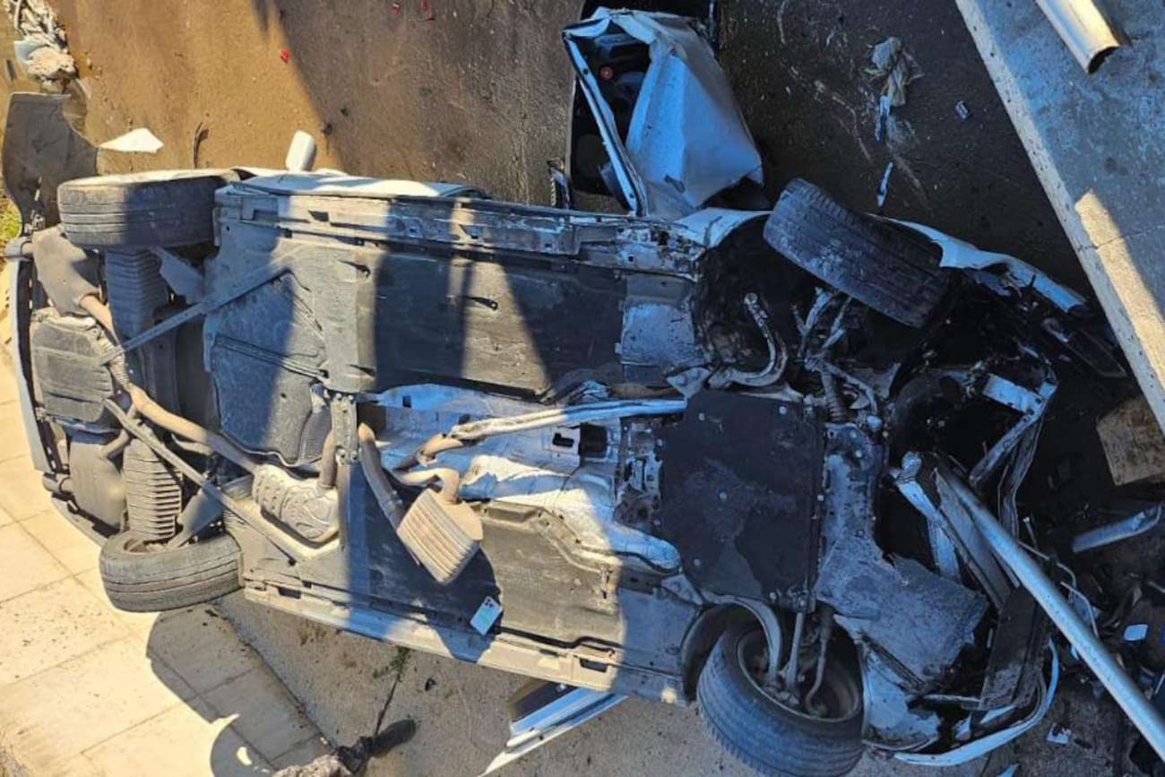 Córdoba: un auto volcó y cayó en un canal, el conductor tiene una fractura expuesta. (Policía)