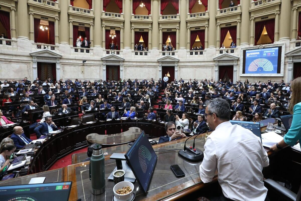 Sin el artículo por licencias médicas, Diputados aprobó la reforma laboral: el proyecto vuelve al Senado