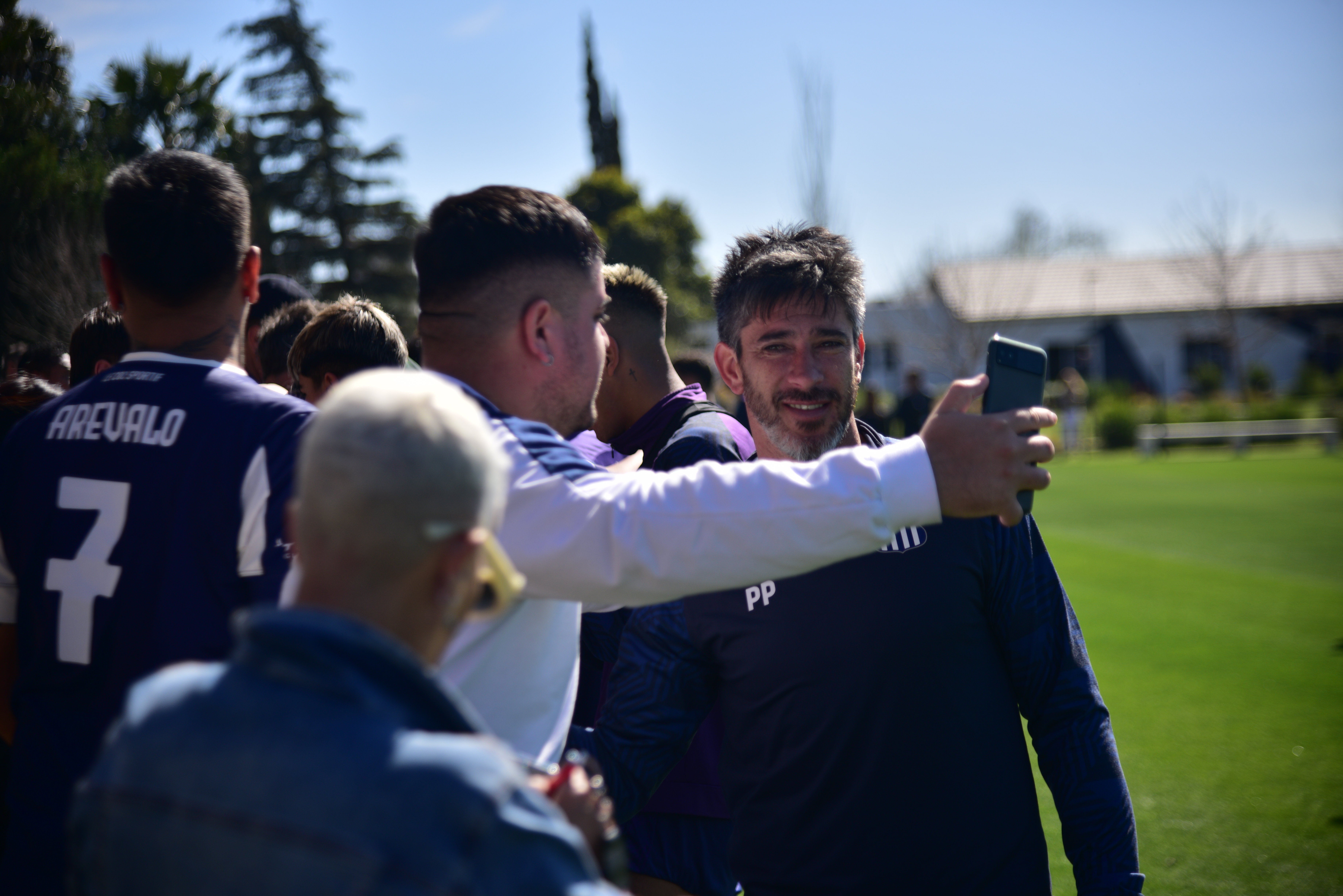 El plantel de Talleres con los socios que fueron a la práctica. (Pedro Castillo / La Voz)