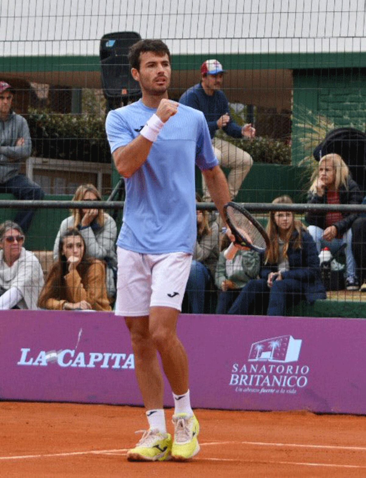 Festeja el cordobés Juan Ignacio Londero, que volvió a salir campeón luego de cuatro años. (@AATenis)