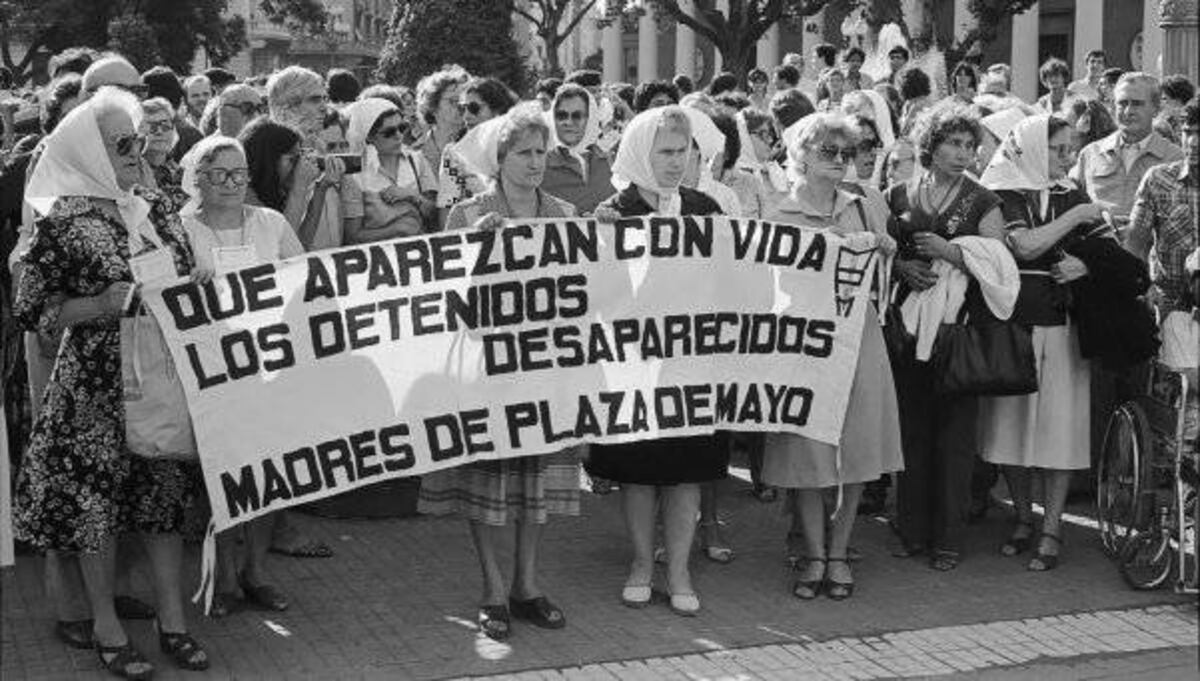 La lucha de Madres de Plaza de Mayo.
