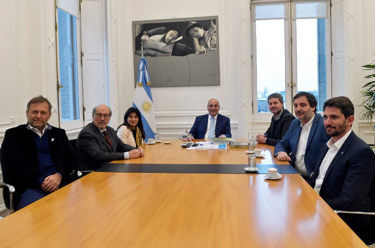 El jefe de Gabinete Juan Manzur y el ministro Matías Lammens recibieron a representantes del sector turístico. (Foto: prensa Turismo Nación)