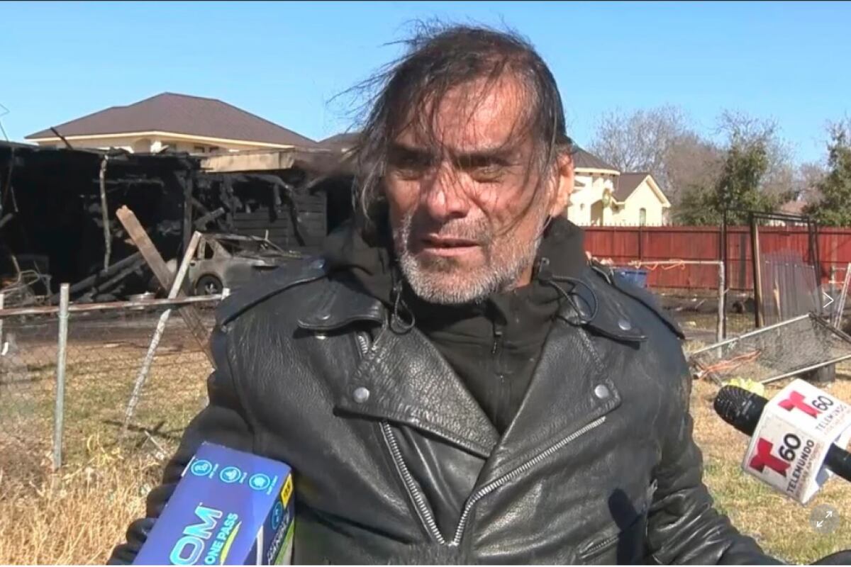 Jonathan Joss, entrevistado en enero de 2025 frente a su casa, pocos días después del incendio. (Captura de pantalla noticiero KSAT y APNews)