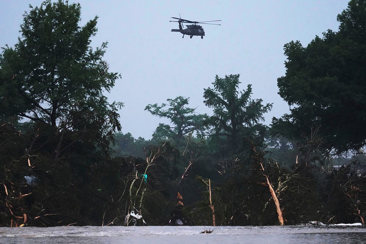 Helicóptero sobrevuela el río Guadalupe. (AP)