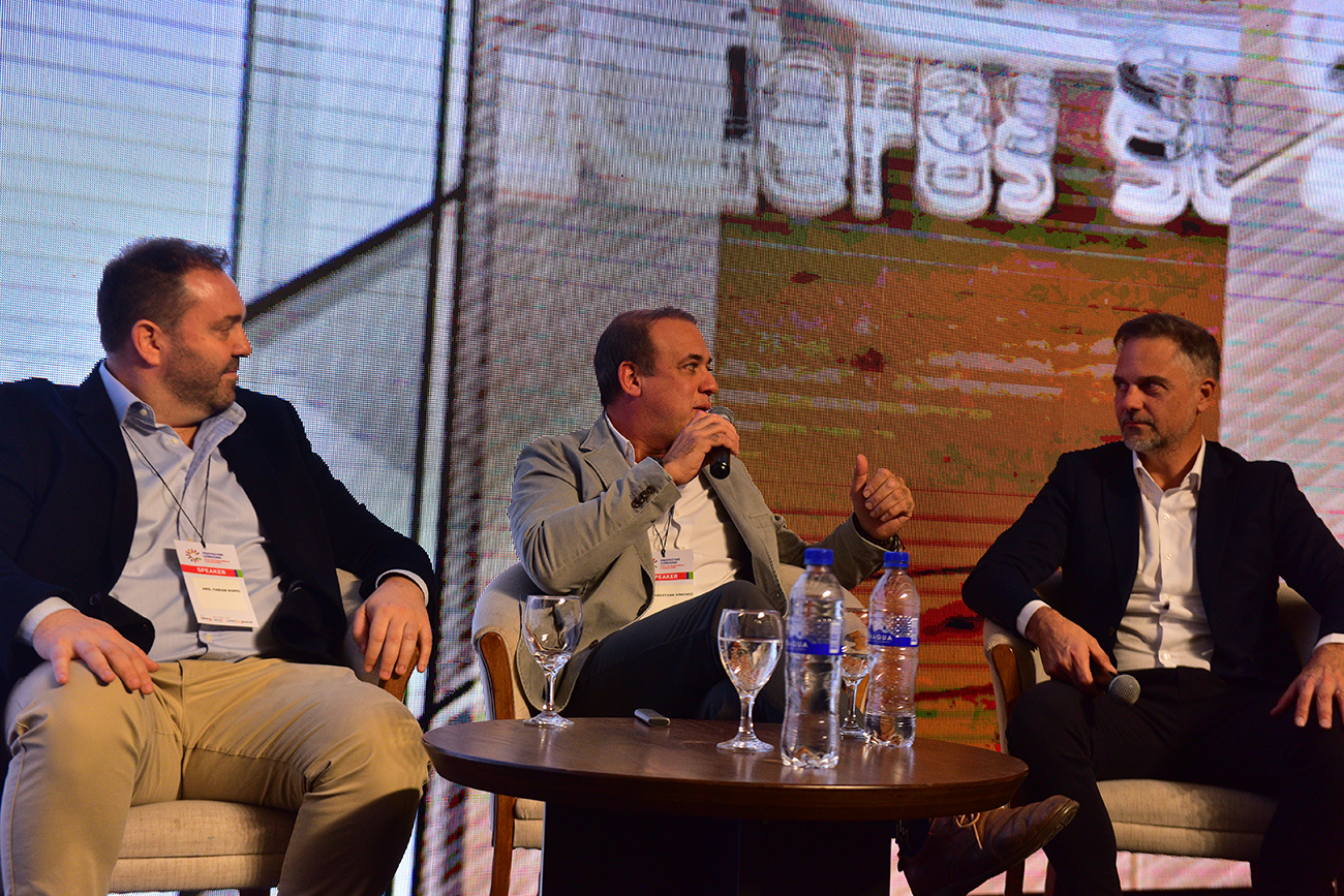 Fabián Kopel y Sebastián Sánchez, em diálogo con Lucas Salim, en el marco de Proyectar Córdoba 2024. (José Gabriel Hernández / La Voz)