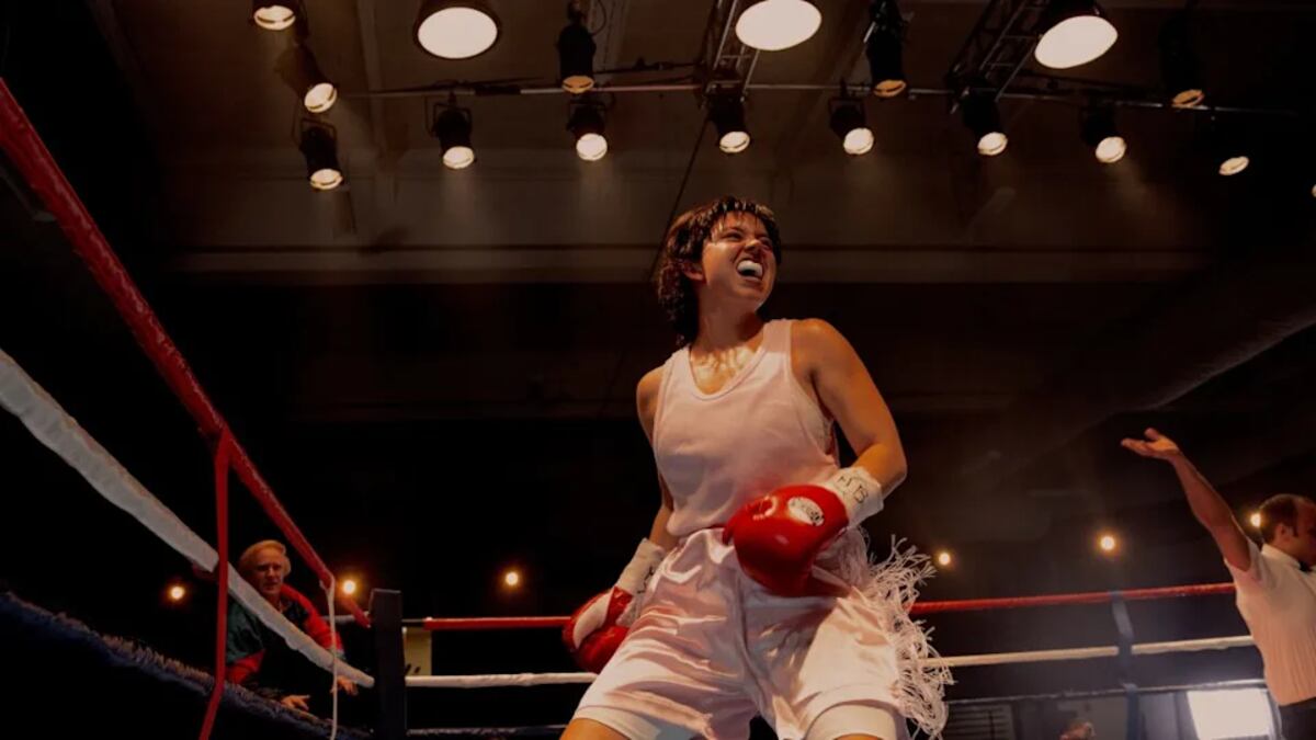 Sydney Sweeney interpretando a Chris Martin