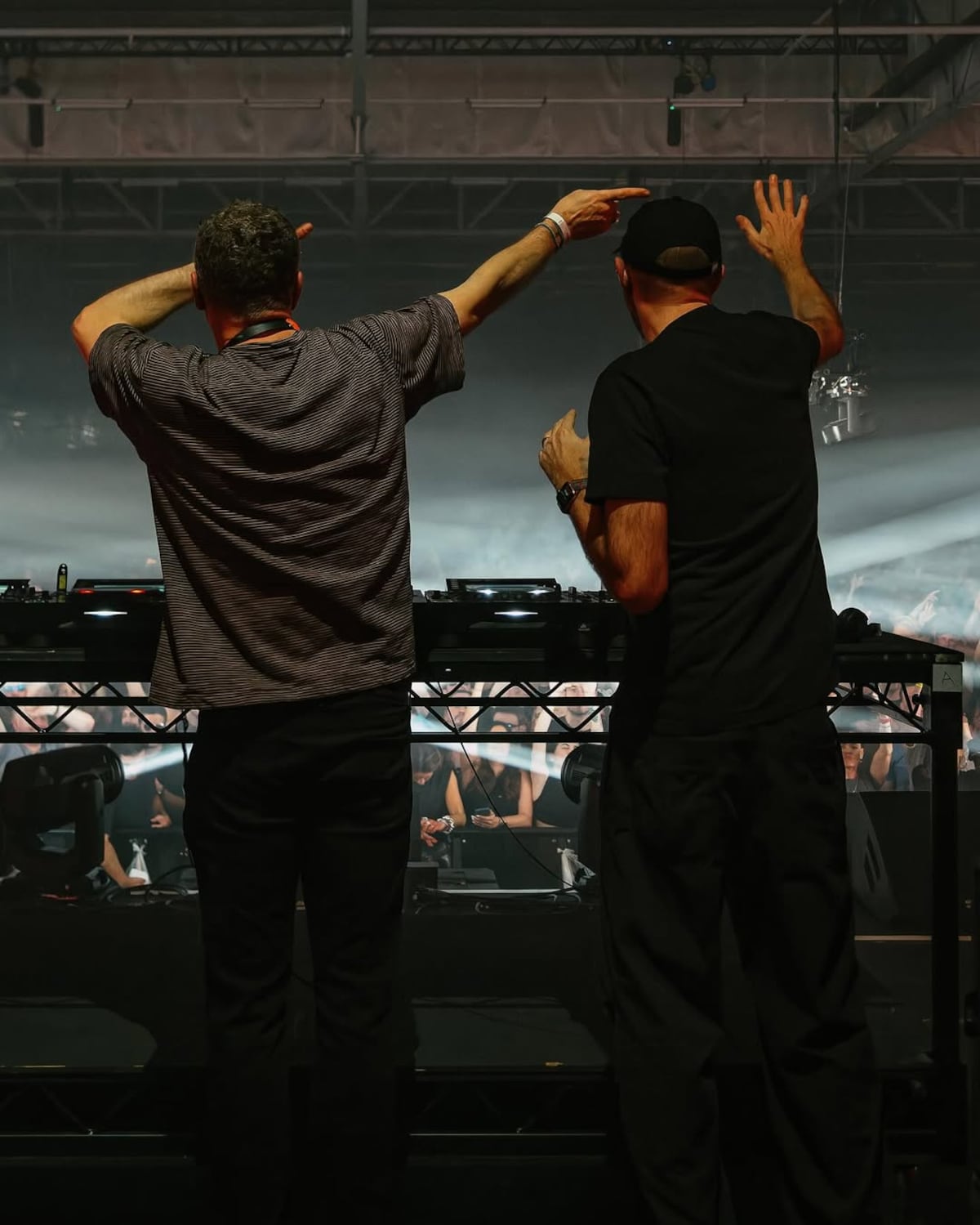 The Chemical Brothers saludan a una multitud en una presentación previa a la más reciente de Córdoba. (Instagram @thechemicalbrothers)