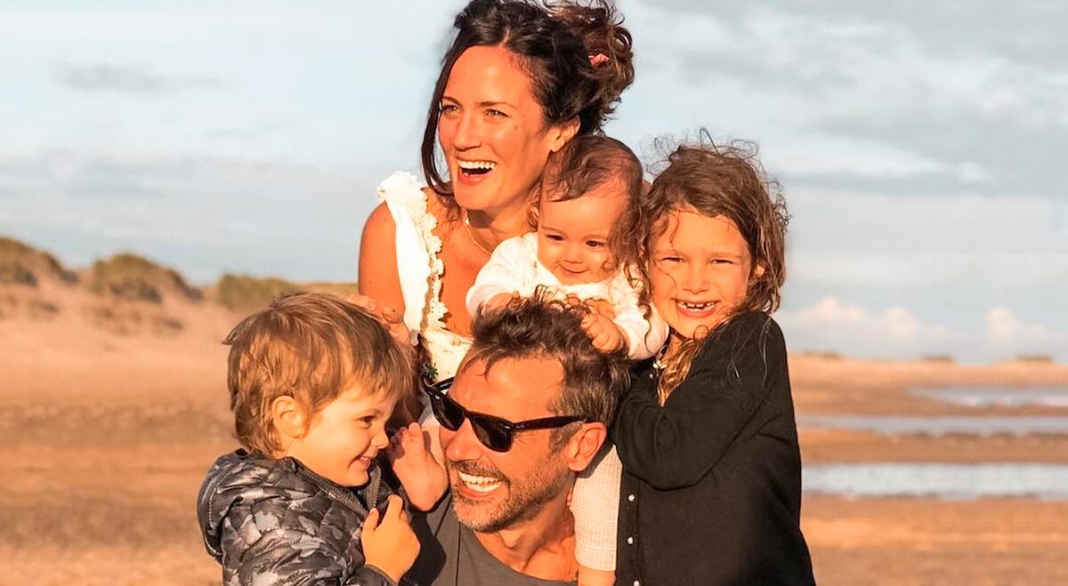La conductora junto a sus hijos y marido.