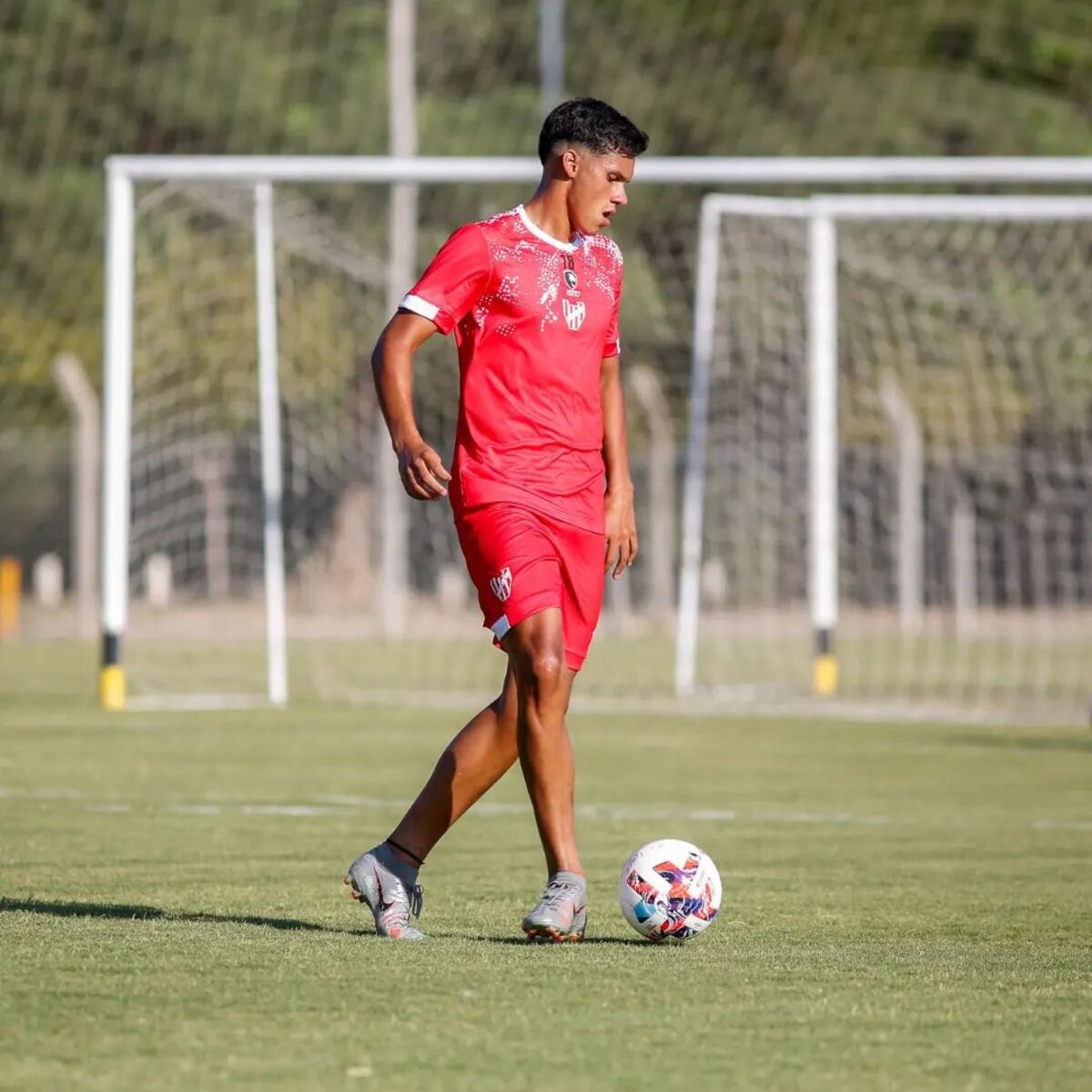 El defensor Gonzalo Requena, un futbolista de la cantera que sorprendió gratamente a Bovaglio. (Prensa IACC).