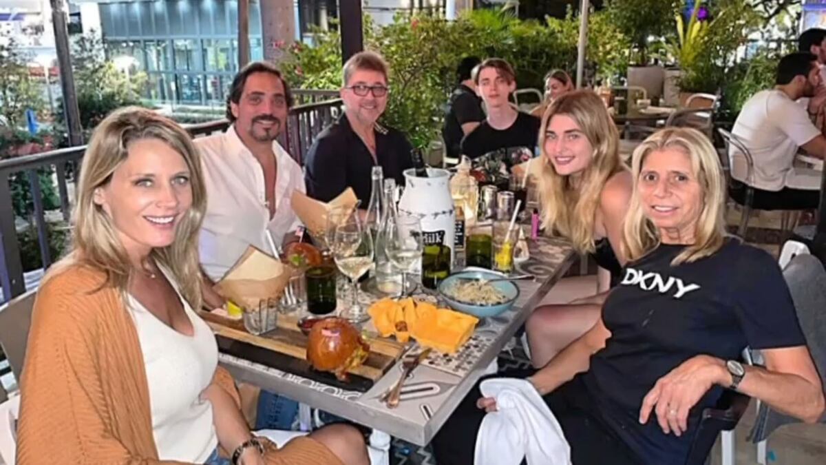 Rocío Marengo junto a Eduardo Fort y los hijos de Ricardo Fort en una cena