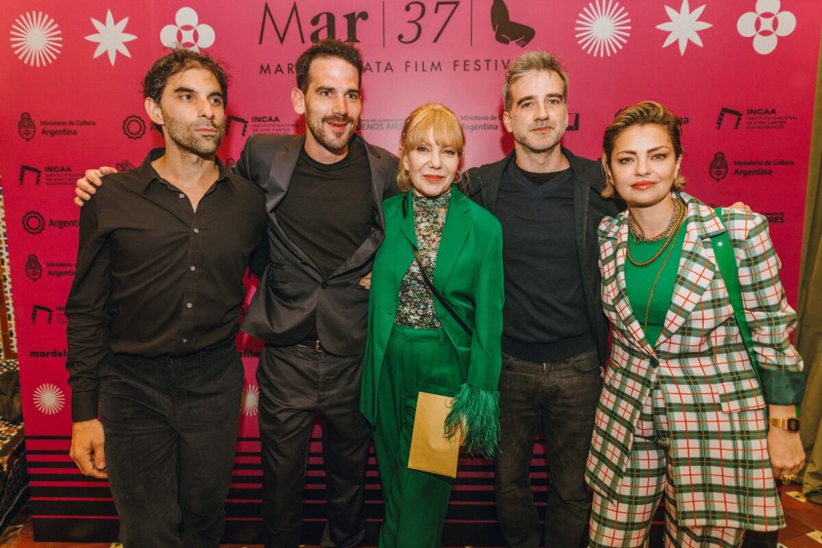 El elenco de "Las Fiestas" durante la premiere en Mar del Plata (Prensa del festival)