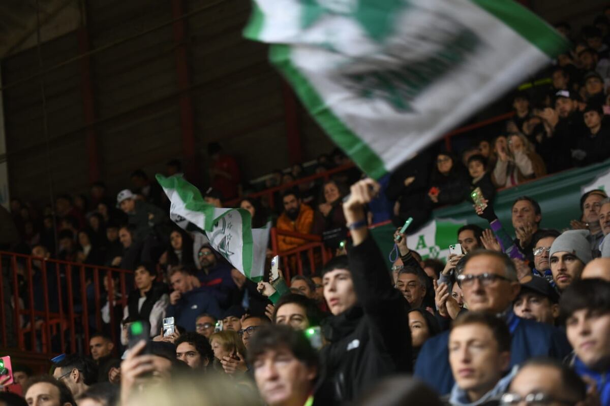 Atenas vs Suardi en el partido decisivo (Javier Ferreyra / La Voz)