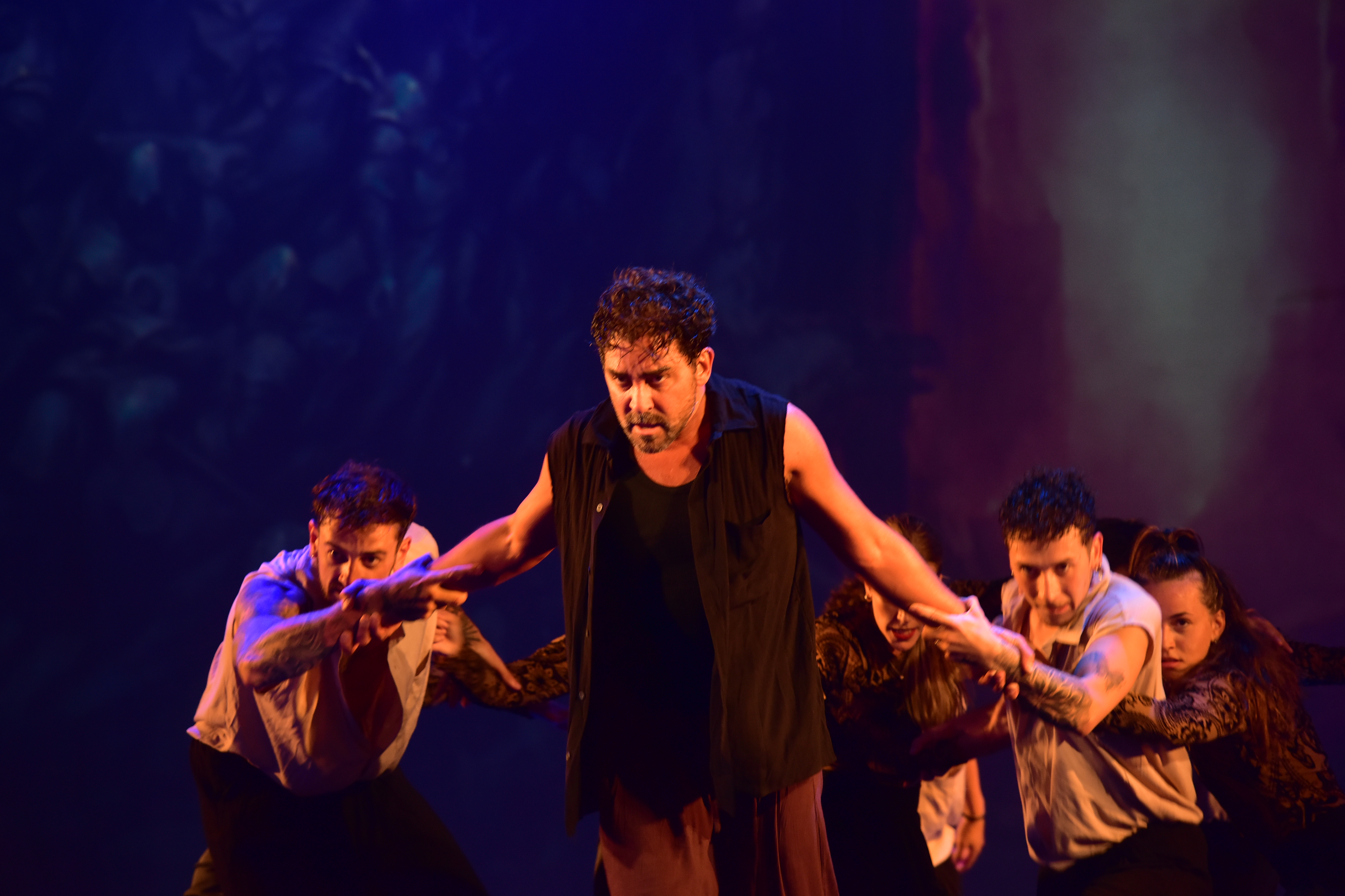 Ensayo de la obra "Me verás volver", de la compañía de danza de Hernán Piquín, que presenta sus funciones en el teatro Real. (Javier Ferreyra / La Voz)