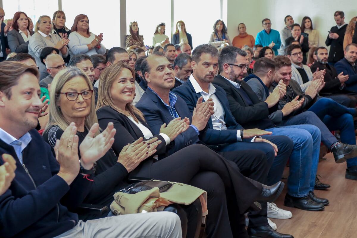 Aldo Rivas, secretario general del gremio de los empleados legislativos de Córdoba, junto a la vicegobernadora de la provincia, Myrian Prunotto. (@SELC_ok)