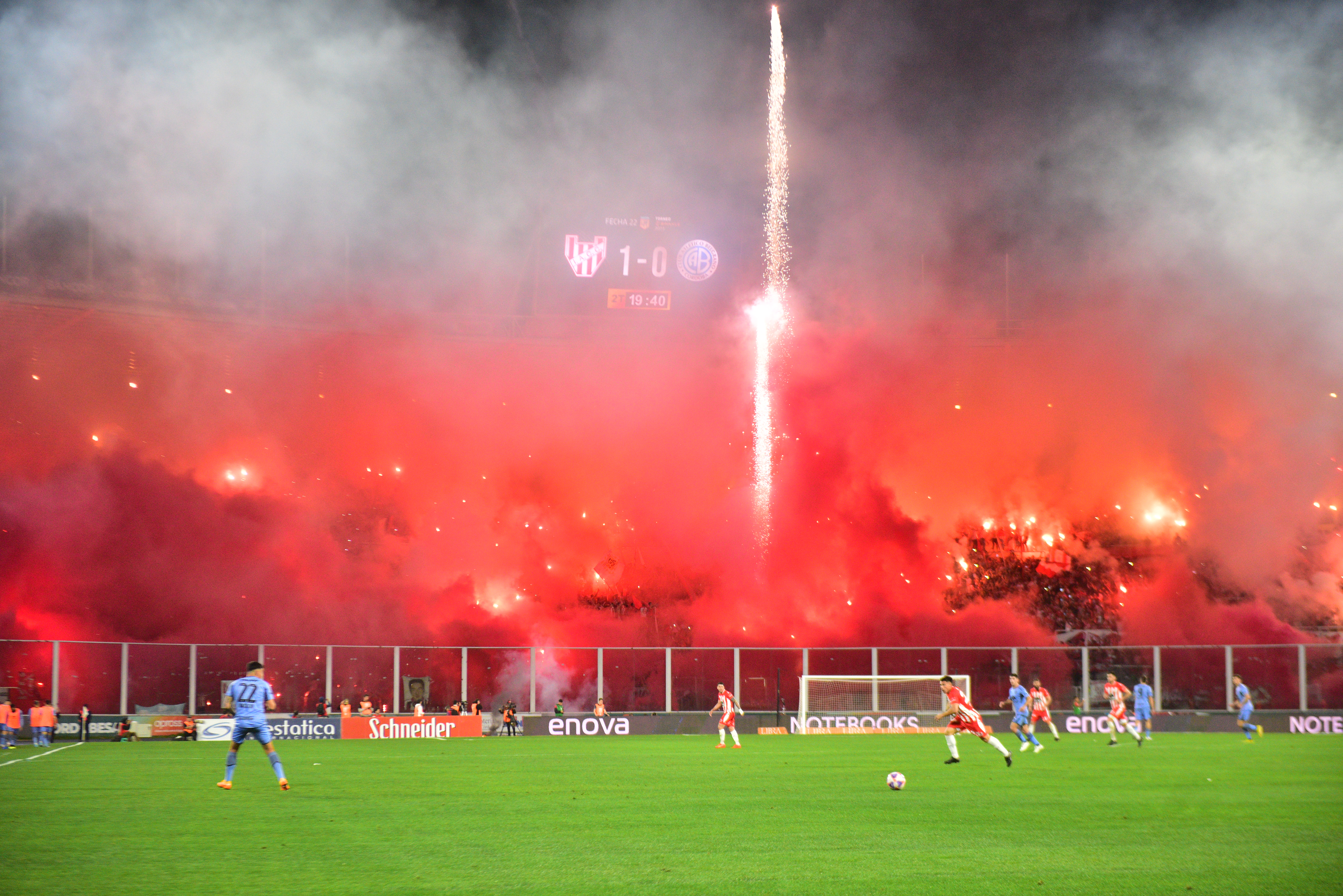 Las hinchadas de Instituto y un show en el segundo tiempo del clásico que se jugó en el estadio Kempes. (Ramiro Pereyra / La Voz)