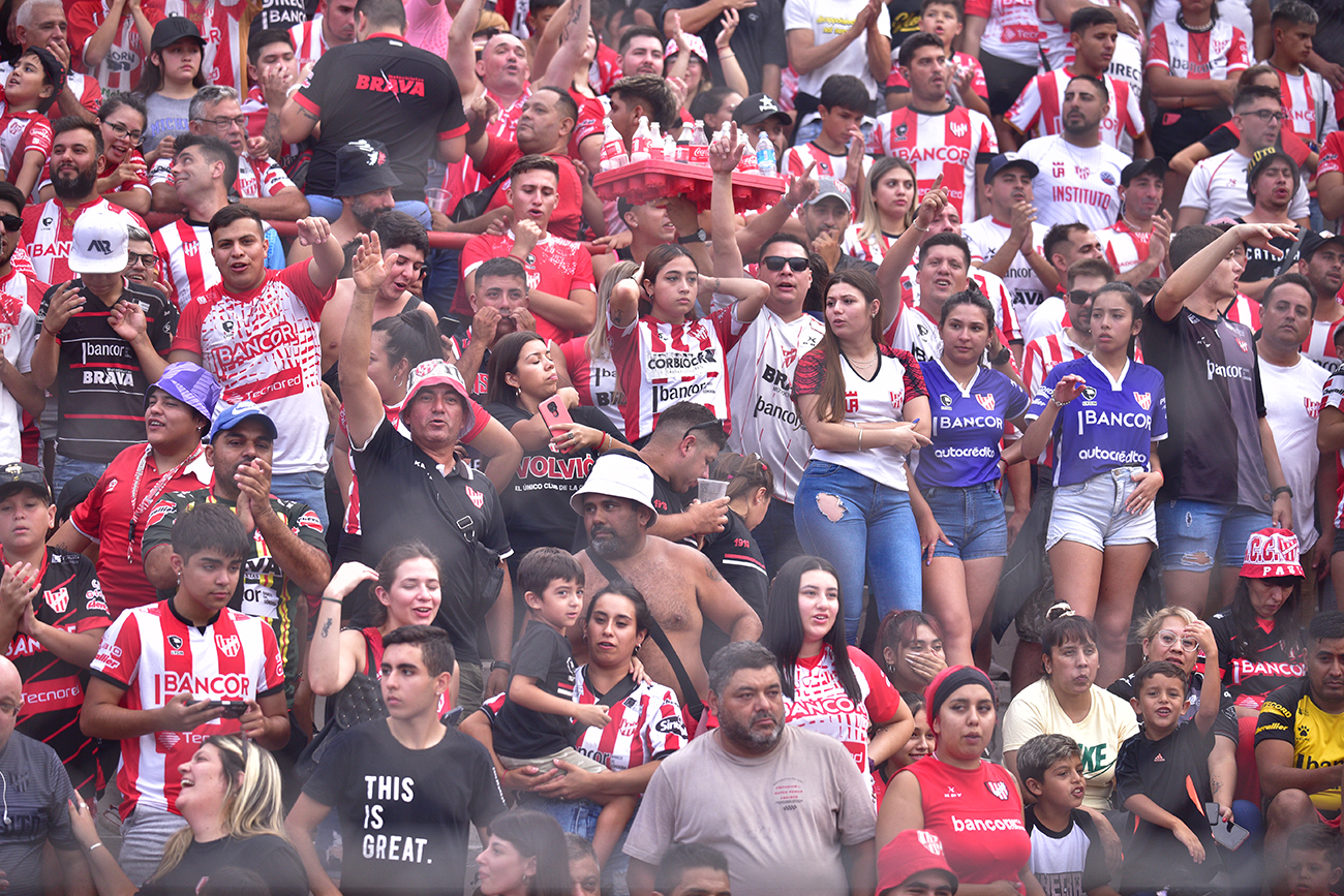 Fotos de hinchas de Instituto en el estadio Monumental en el partido ante Sarmiento de Junín para la Liga Profesional. (Ramiro Pereyra)