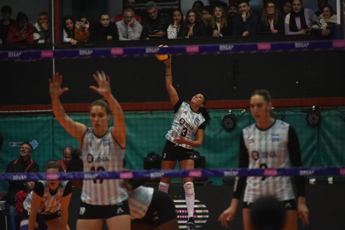 La selección argentina de vóley se presentó en el Polideportivo Cerutti, frente a Cuba, en el marco de una gira por el interior. (Facundo Luque / La Voz)