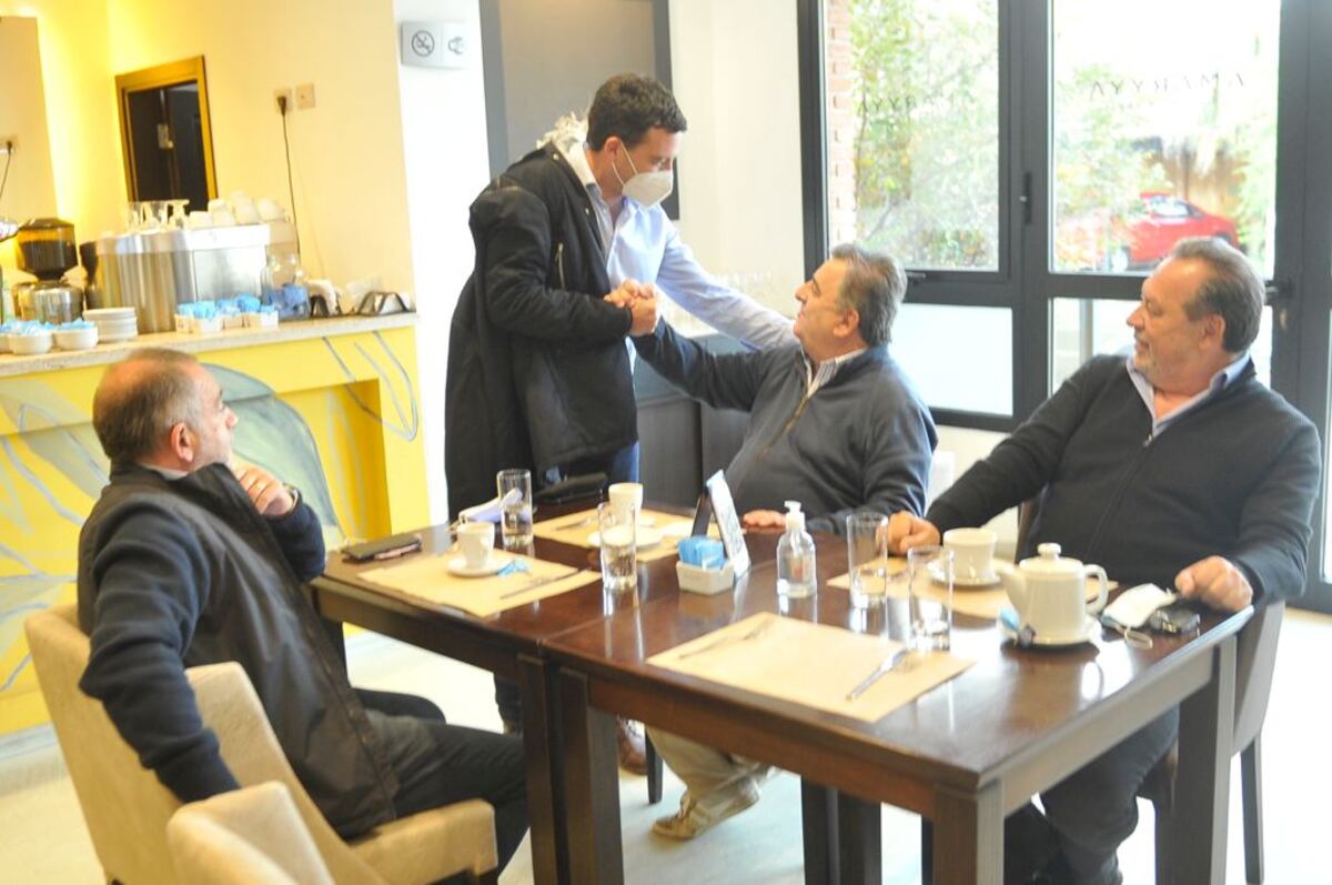Saludo. La reunión se realizó este lunes en un hotel de Villa Belgrano, en Córdoba capital. (Foto Javier Ferreyra) 