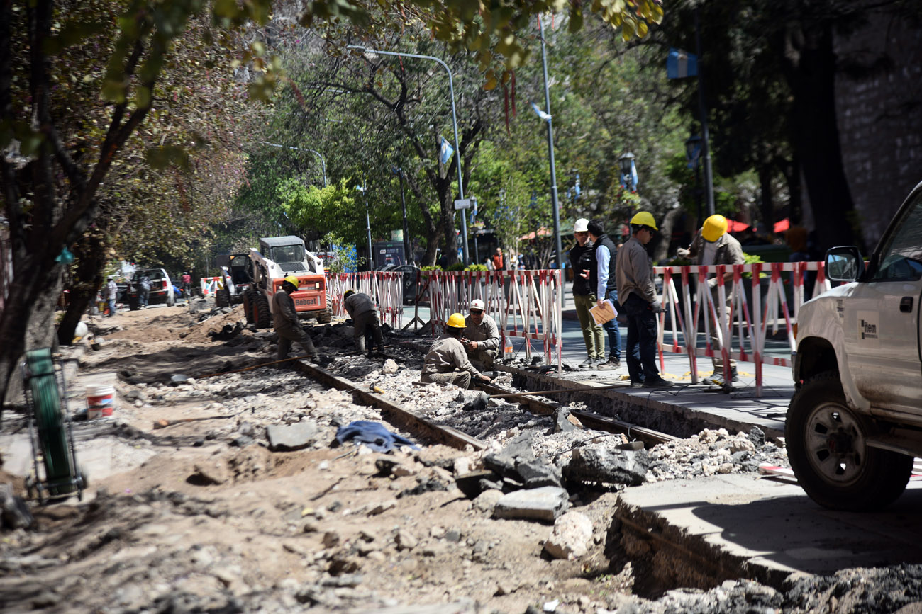 Obras de remodelación y puesta en valor del sector de la avenida 27 de Abril comprendido entre Avenida Maipú y Vélez Sarsfield. (Pedro Castillo / La Voz)