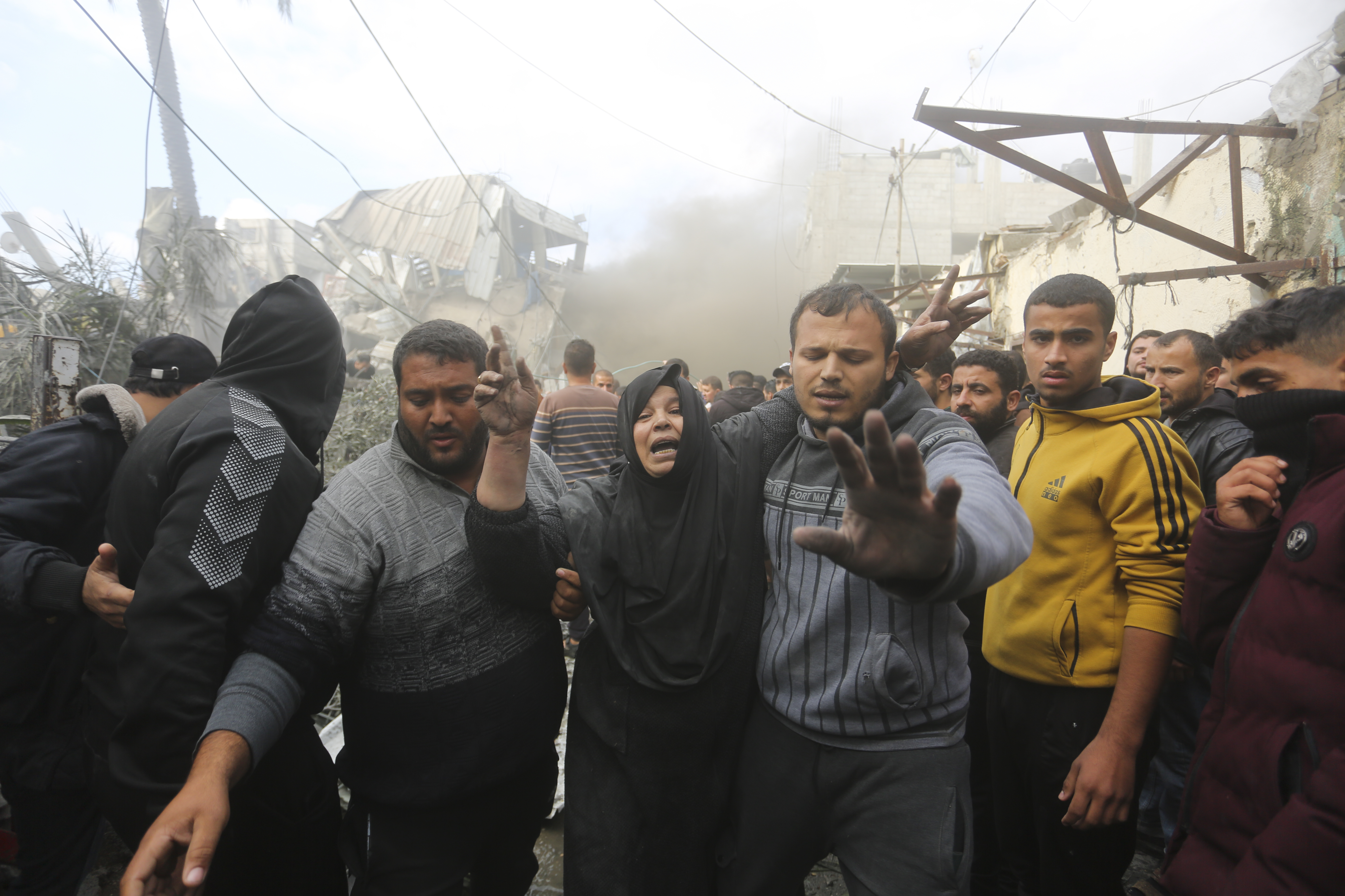Palestinos evacúan a sobrevivientes del ataque israelí a Rafah, Franja de Gaza.