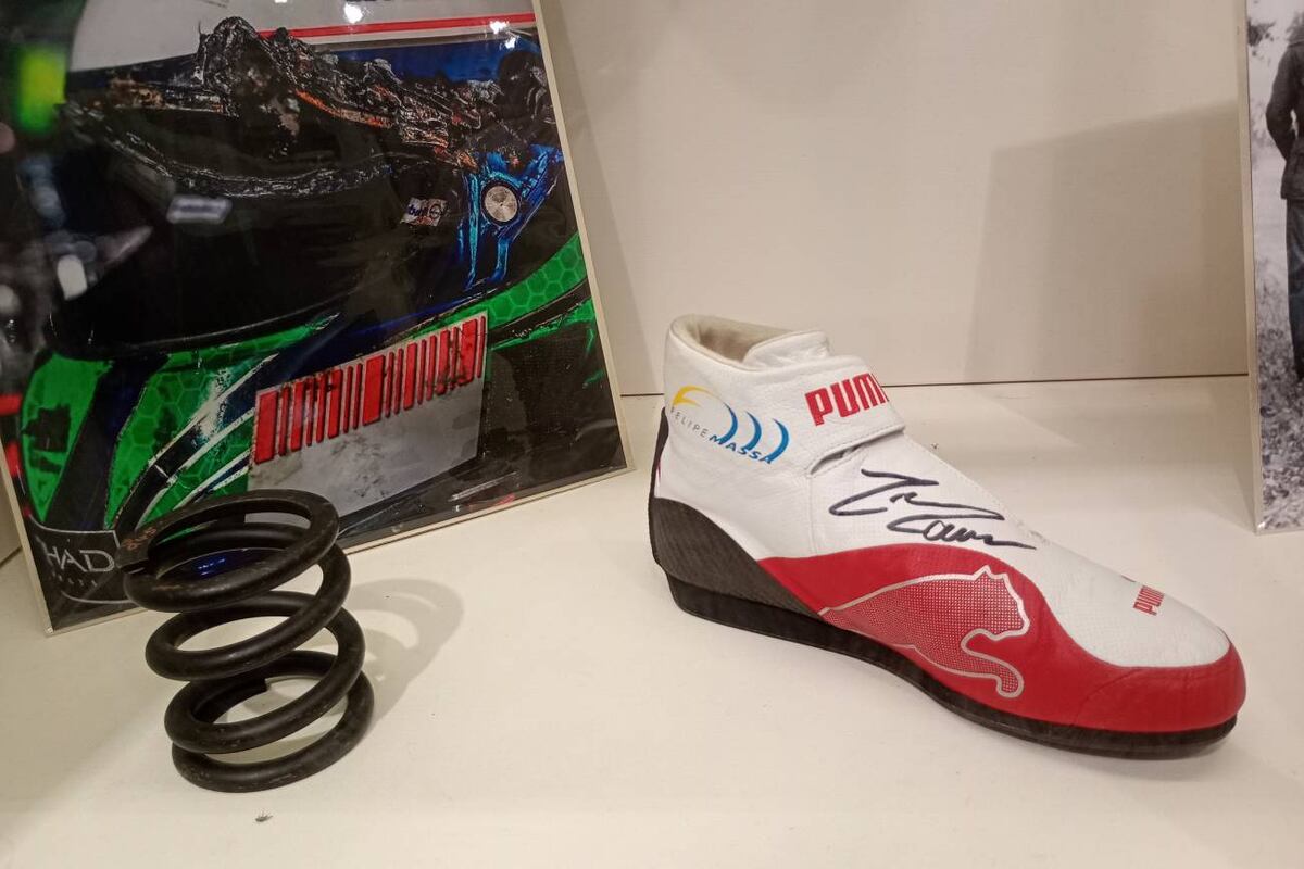Las botas de Felipe Massa y un muelle de suspensión similar al que impactó en el casco del brasileño forman parte  de Fórmula 1 La exhibición, la muestra que llegó por primera vez a Sudamérica y cautivó a los argentinos. (La Voz)