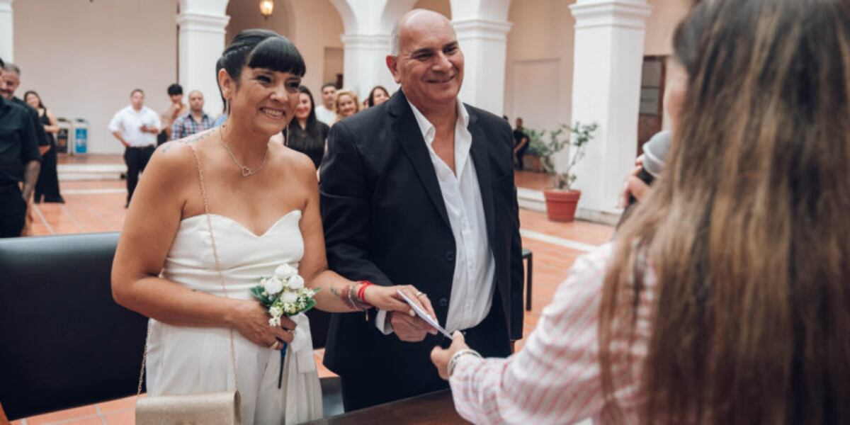 Analía Díaz (45) y Enrique Peñaloza (60) se casaron el 20 de diciembre pasado en el Cabildo. (Municipalidad)