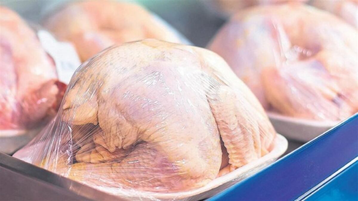 El pollo fresco subió más del 10% y el kilo supera los $ 3.000 en los súper. (La Voz)