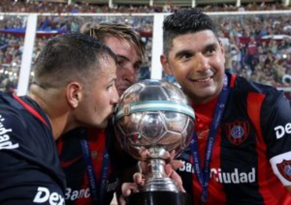 COR42 - CORDOBA (ARGENTINA), 10/02/2016.- (i-d) Julio Buffarini, Nestor Ortigoza y Franco Mussis de San Lorenzo, posan para las fotos tras su victoria ante Boca 4-0, hoy, miu00e9rcoles 10 de febrero de 2016, en un encuentro disputado en el estadio Mario Kempe