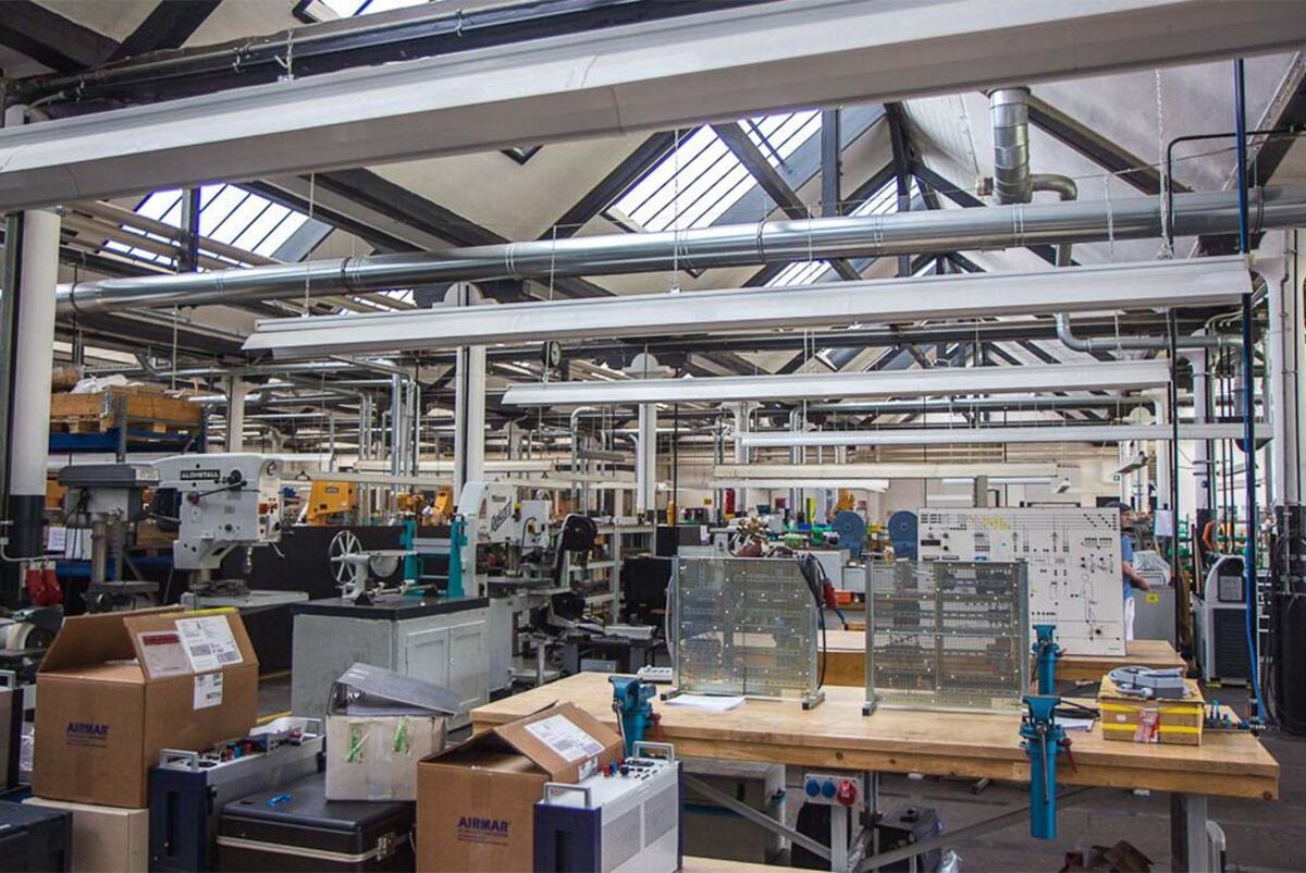 Fue la primera planta fabril en utilizar grandes ventanales para vincular exteriores con los interiores.