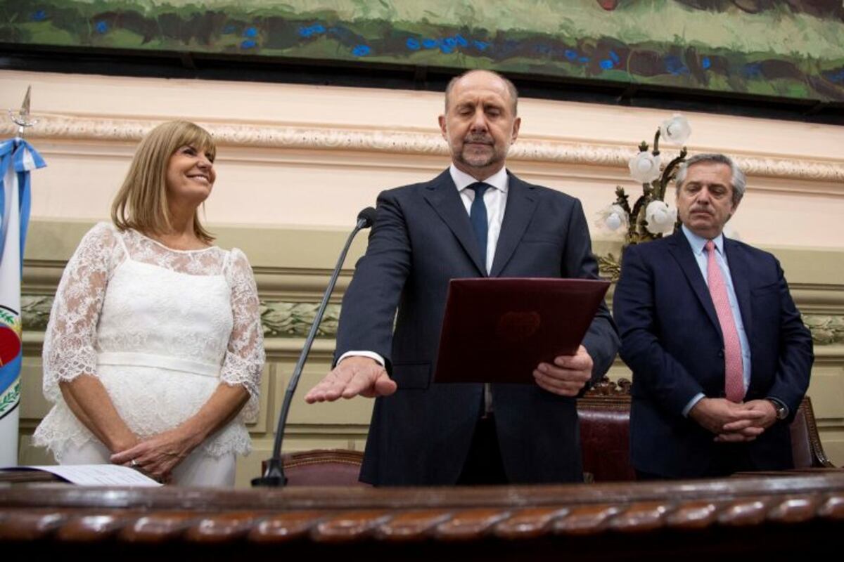 Omar Perotti y Alejandra Rodenas, al asumir en Santa Fe, junto a Alberto Fernández. Hoy el gobernador y la vice están enfrentados en las Paso. (Prensa Perotti)