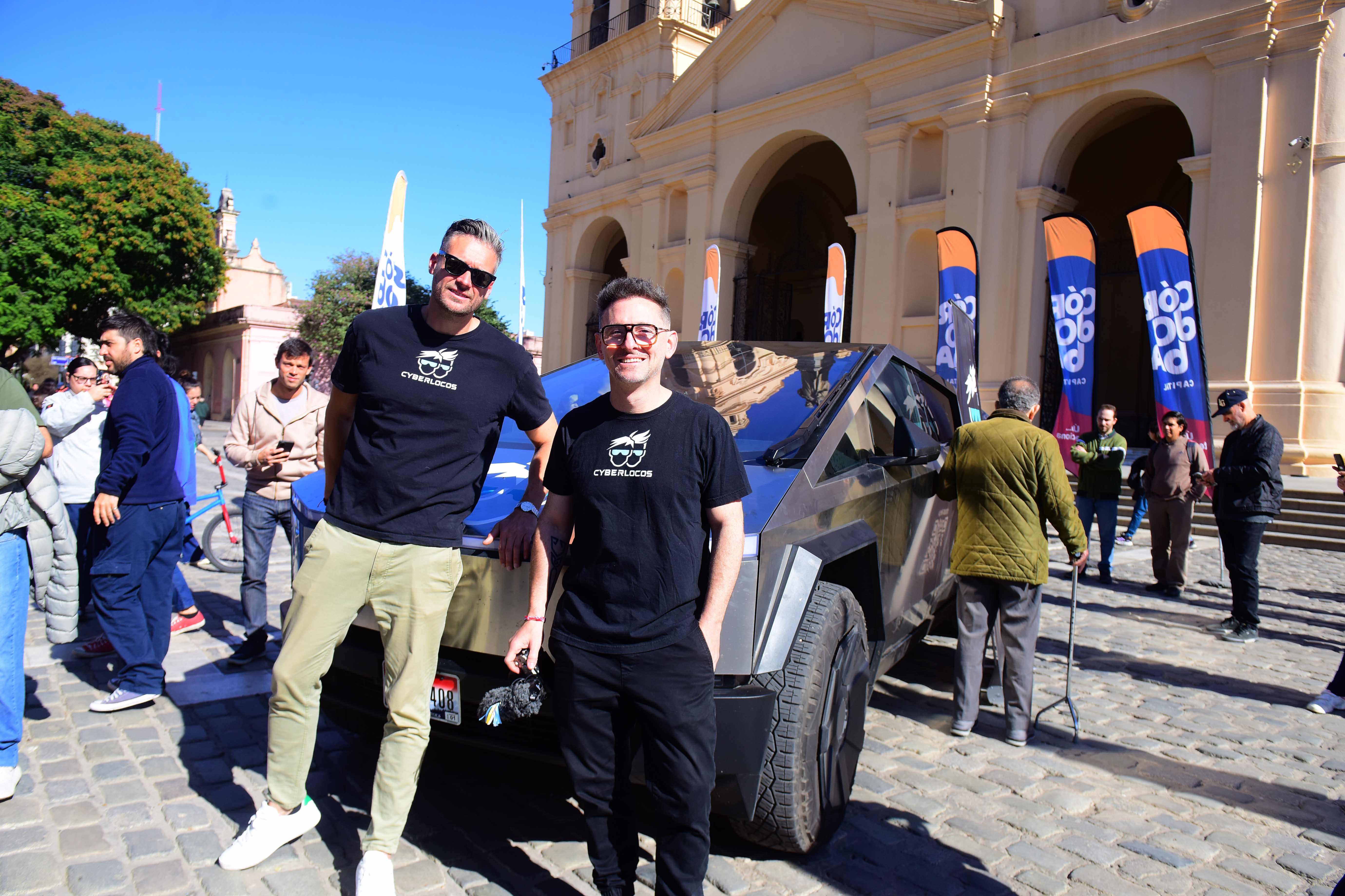 Cybertruck Tesla llega a Córdoba (dos amigos que quieren batir el récor Guinness de de más países visitados en un vehículo 100% eléctrico)  Plaza San Martín . (José Gabriel Hernández / La Voz)