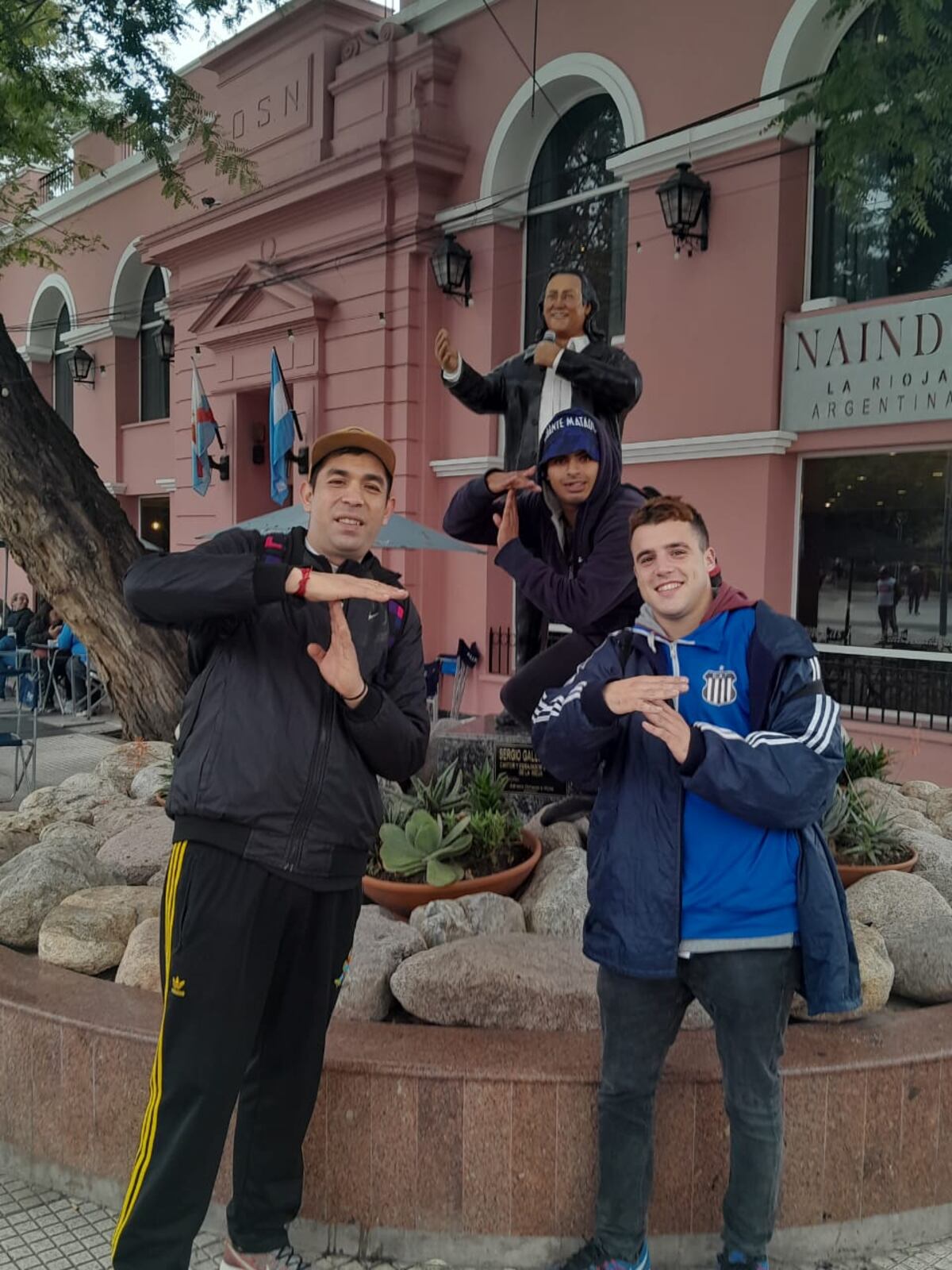 Hinchas de Talleres en La Rioja esperando el duelo por Copa Argentina (La Voz)