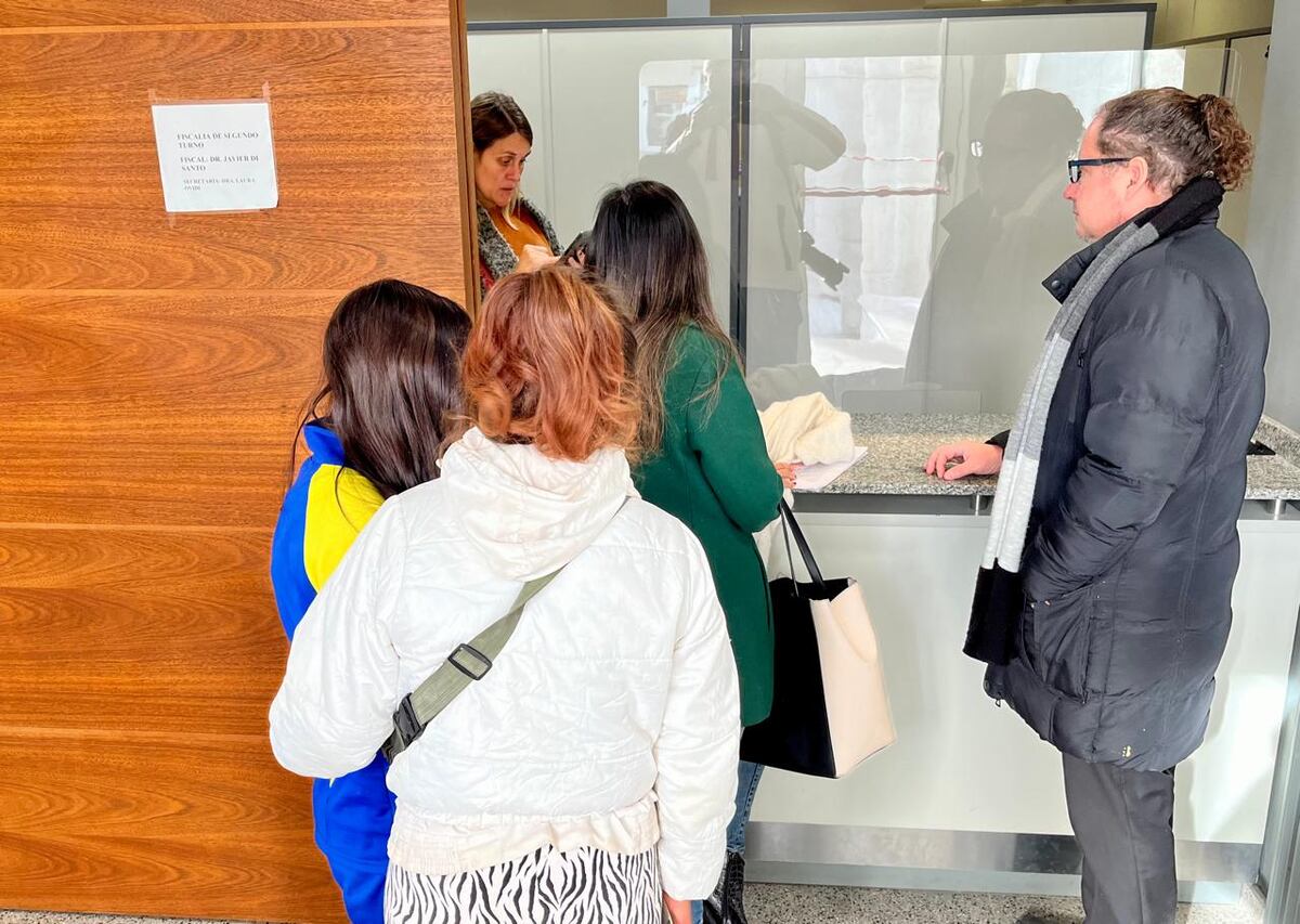 Las mujeres denunciantes, junto a su abogado, en Tribunales de Río Cuarto. (Tomy Fragueiro)