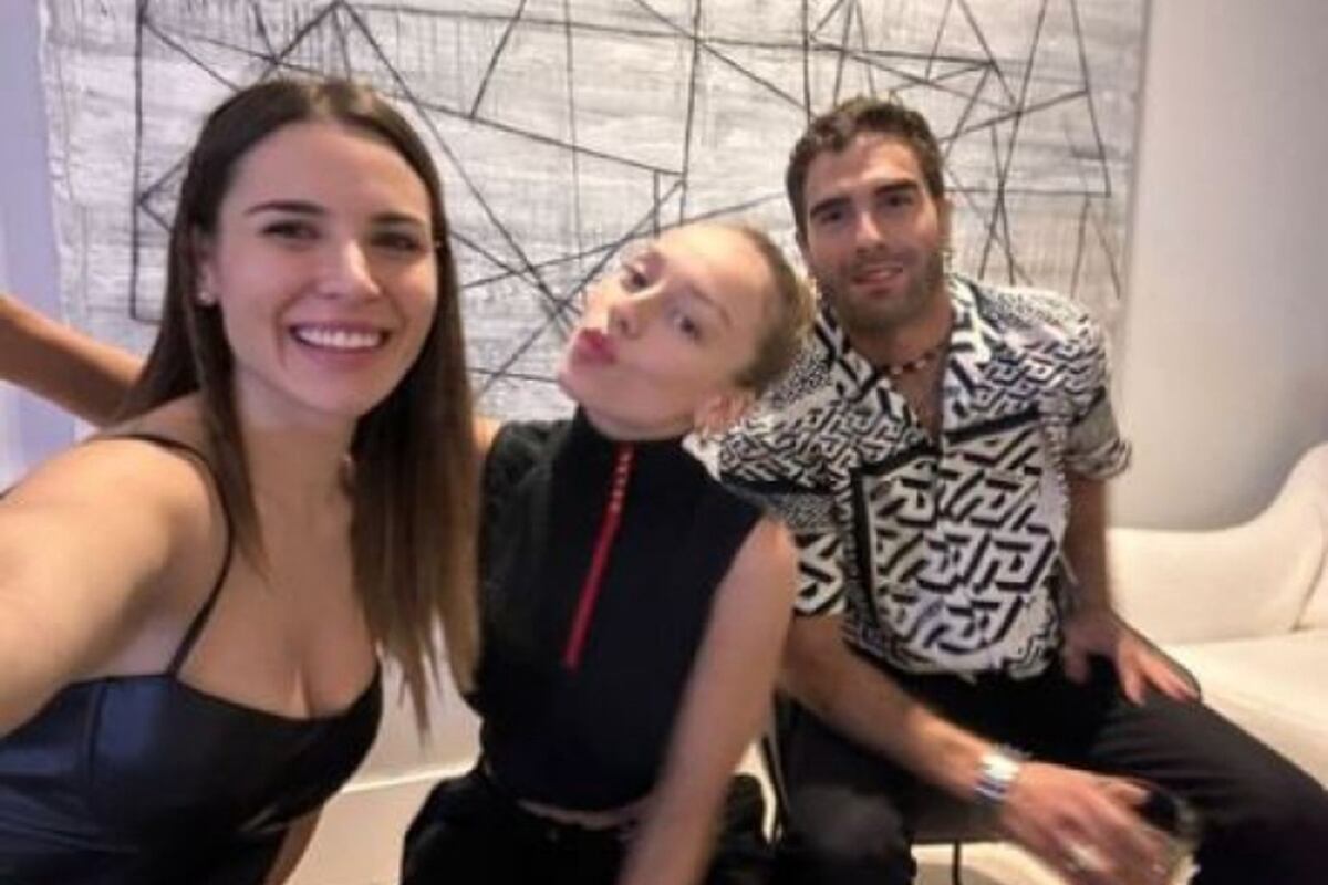 Nicolás Furtado y Ester Espósito, en celebración con los jugadores del Real Madrid, y la periodista Mina Bonino.